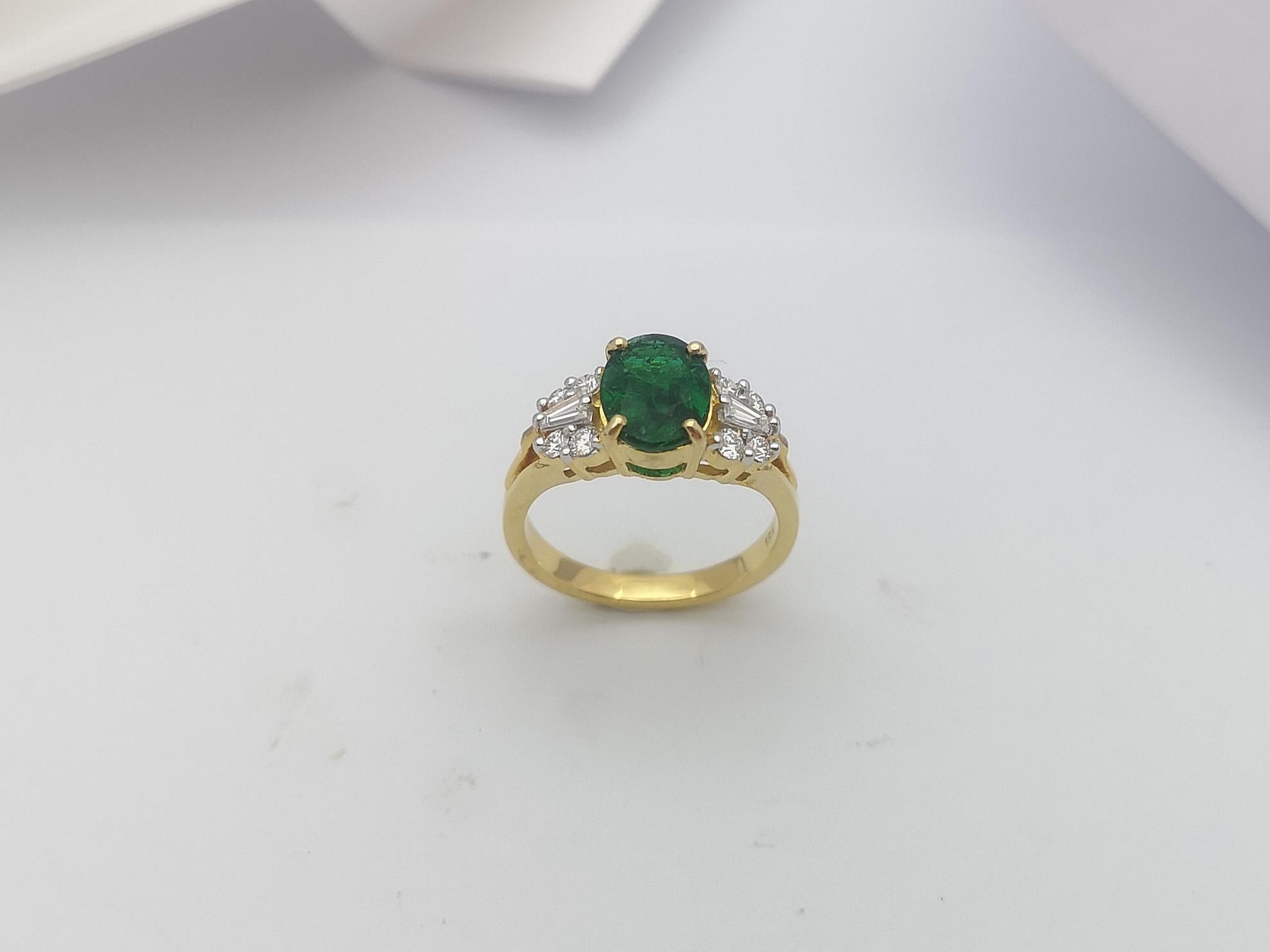 Emerald with Diamond Ring set in 18 Karat Gold Settings For Sale 13
