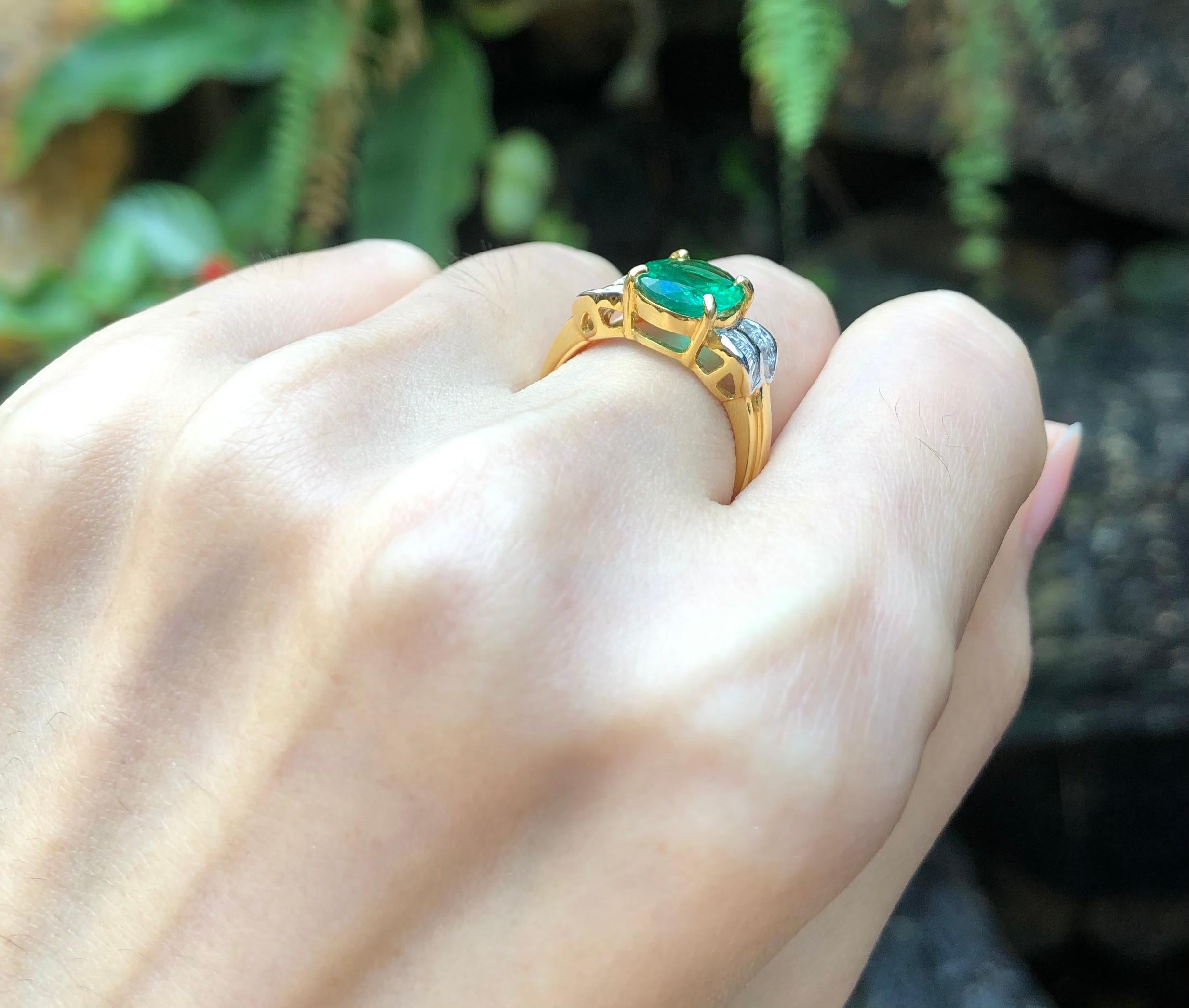 Smaragd 1,87 Karat mit Diamant 0,37 Karat Ring in 18 Karat Goldfassung

Breite: 0,8 cm 
Länge: 1,0 cm
Ringgröße: 52
Gesamtgewicht: 4,87 Gramm

