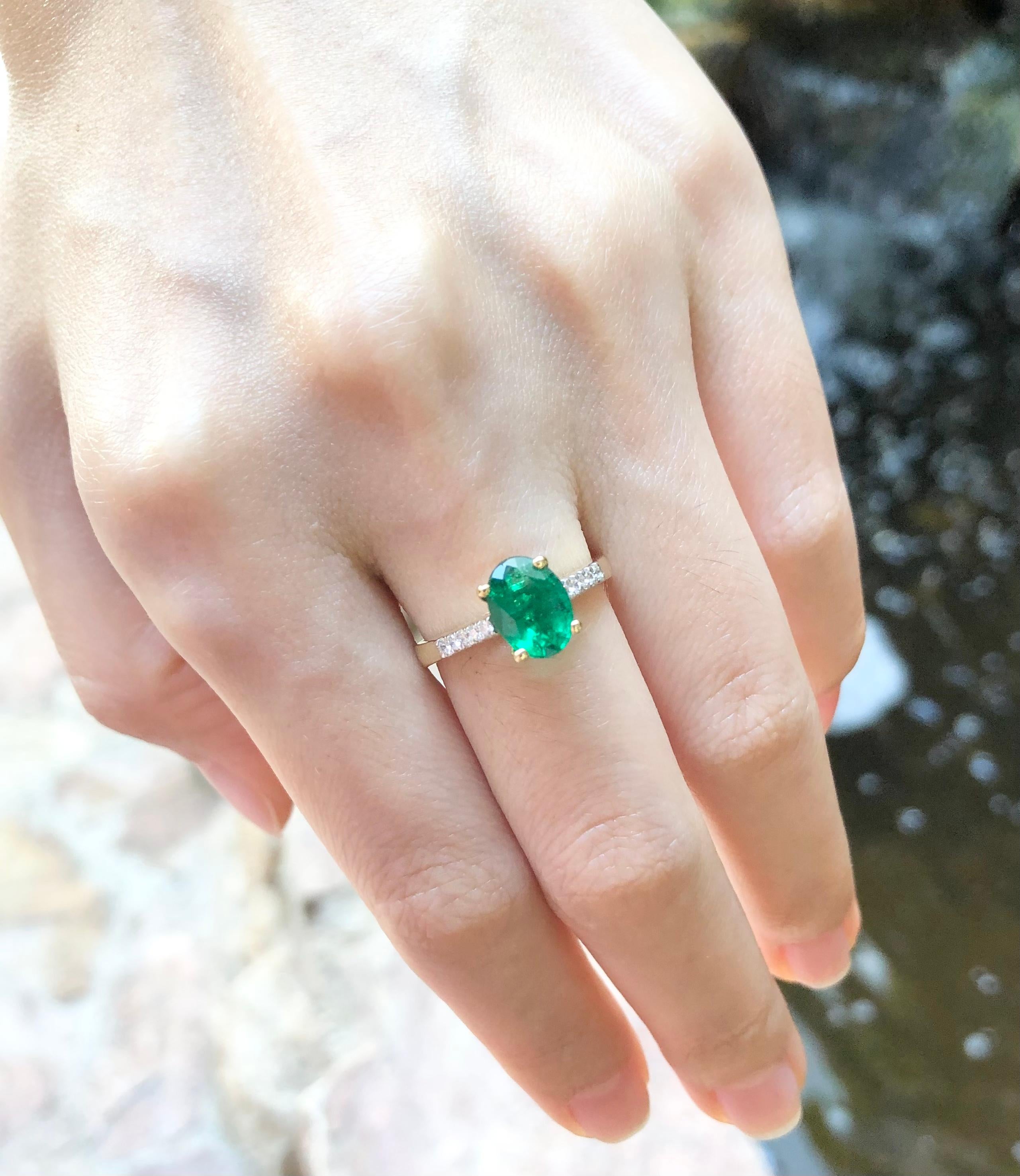 Emerald 1.45 carats with Diamond 0.11 carat Ring set in 18 Karat Gold Settings

Width:  0.7 cm 
Length: 0.9 cm
Ringgröße: 53
Total Weight: 3.7 grams


