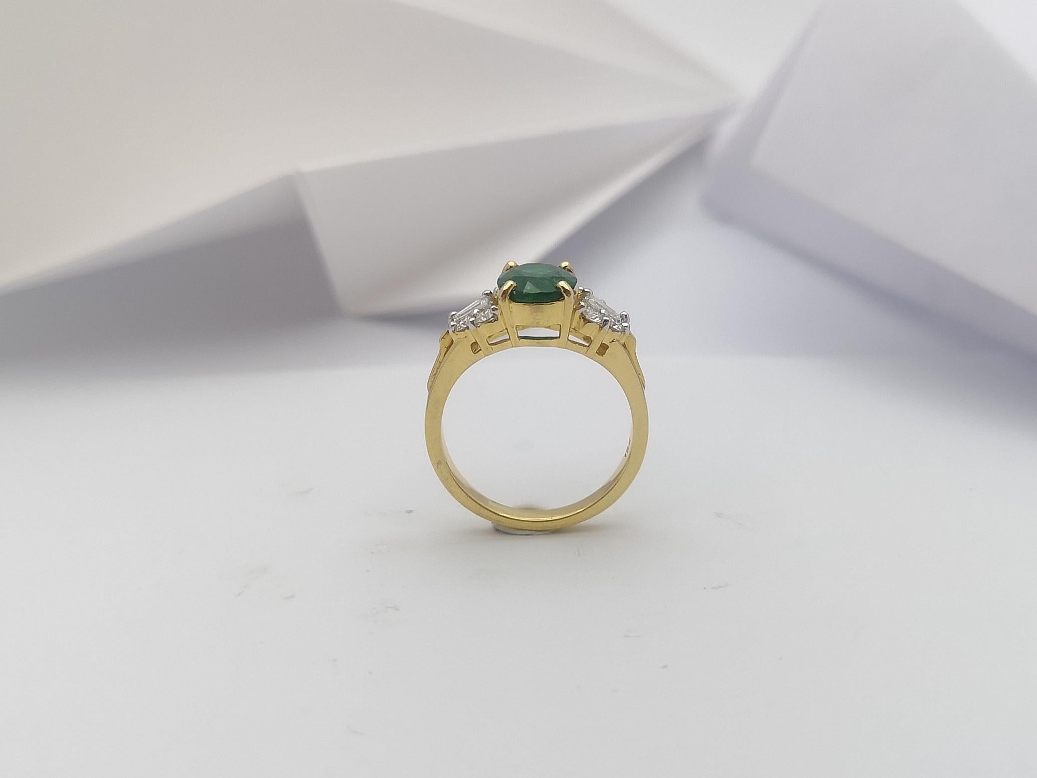 Emerald with Diamond Ring set in 18 Karat Gold Settings For Sale 14