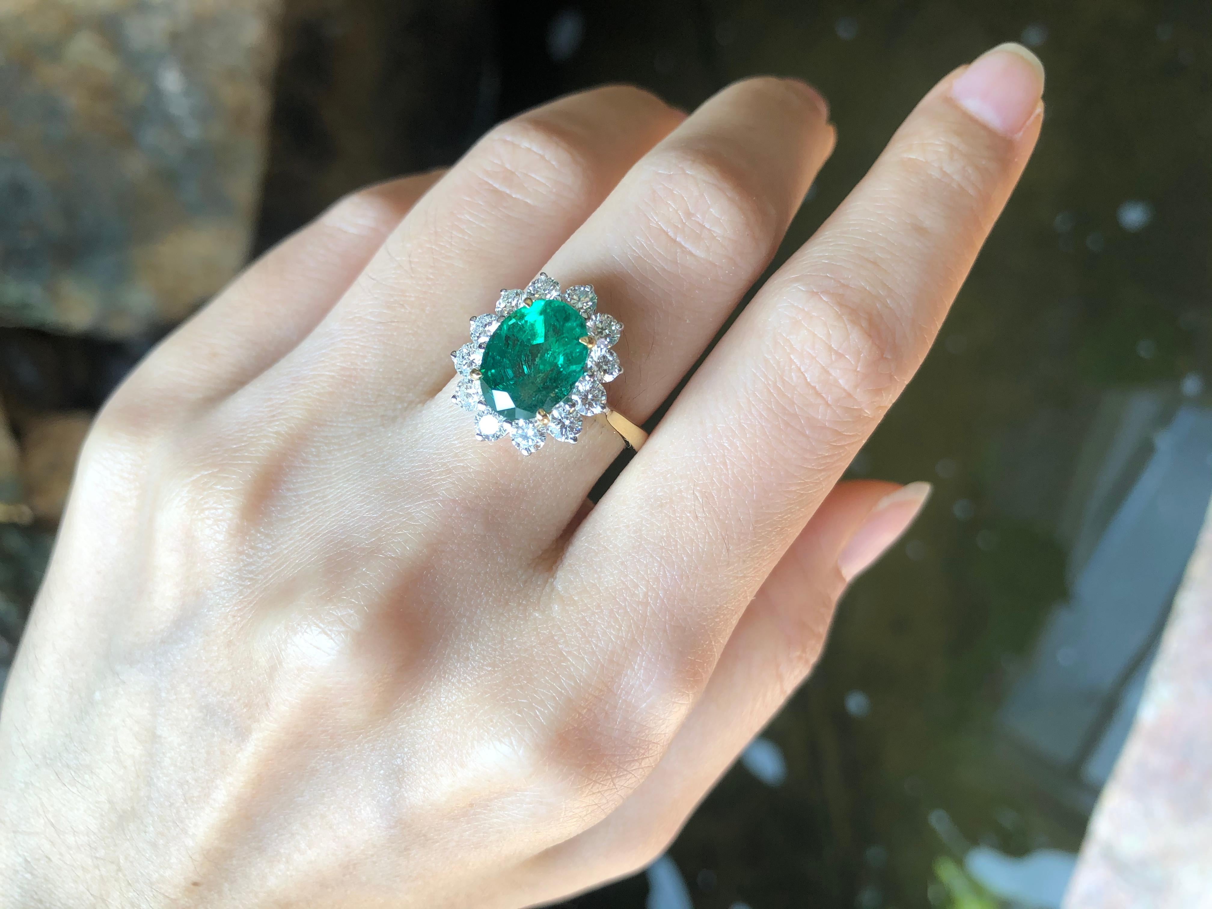 Smaragd- und Diamantring in 18 Karat Goldfassungen gefasst (Zeitgenössisch) im Angebot