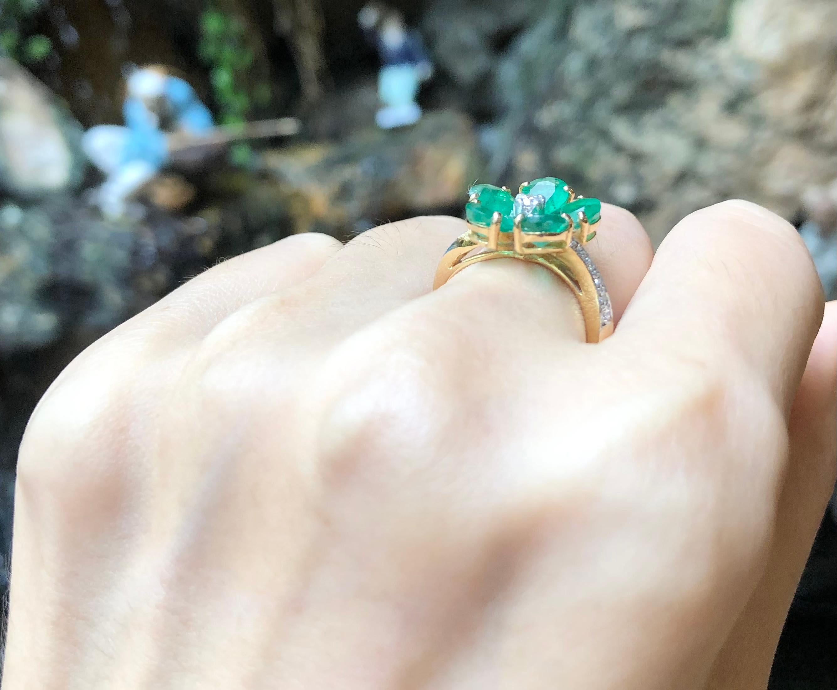 Contemporary Emerald with Diamond  Ring Set in 18 Karat Gold Settings For Sale