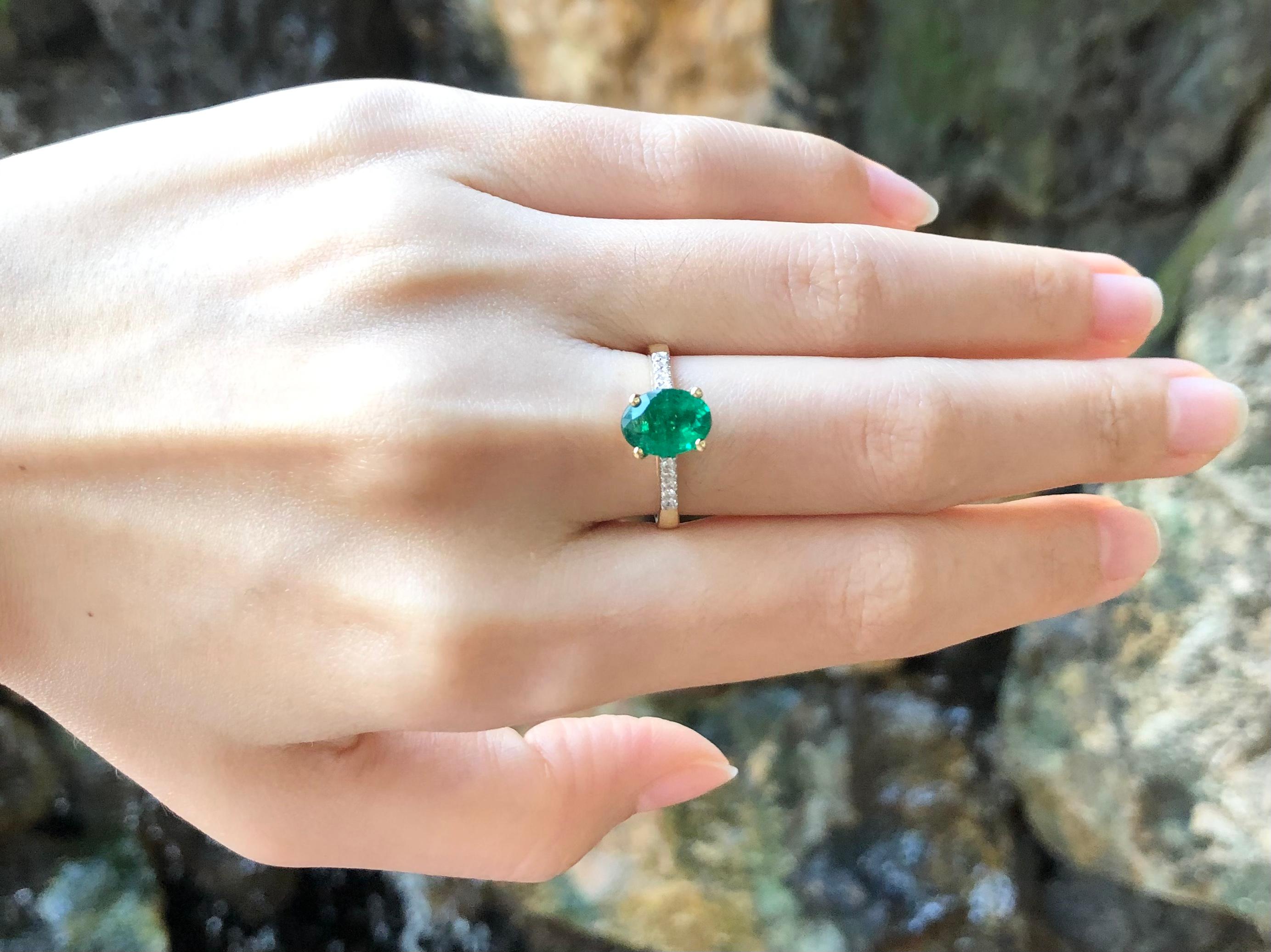 Ring mit Smaragd und Diamant in 18 Karat Goldfassung (Zeitgenössisch) im Angebot
