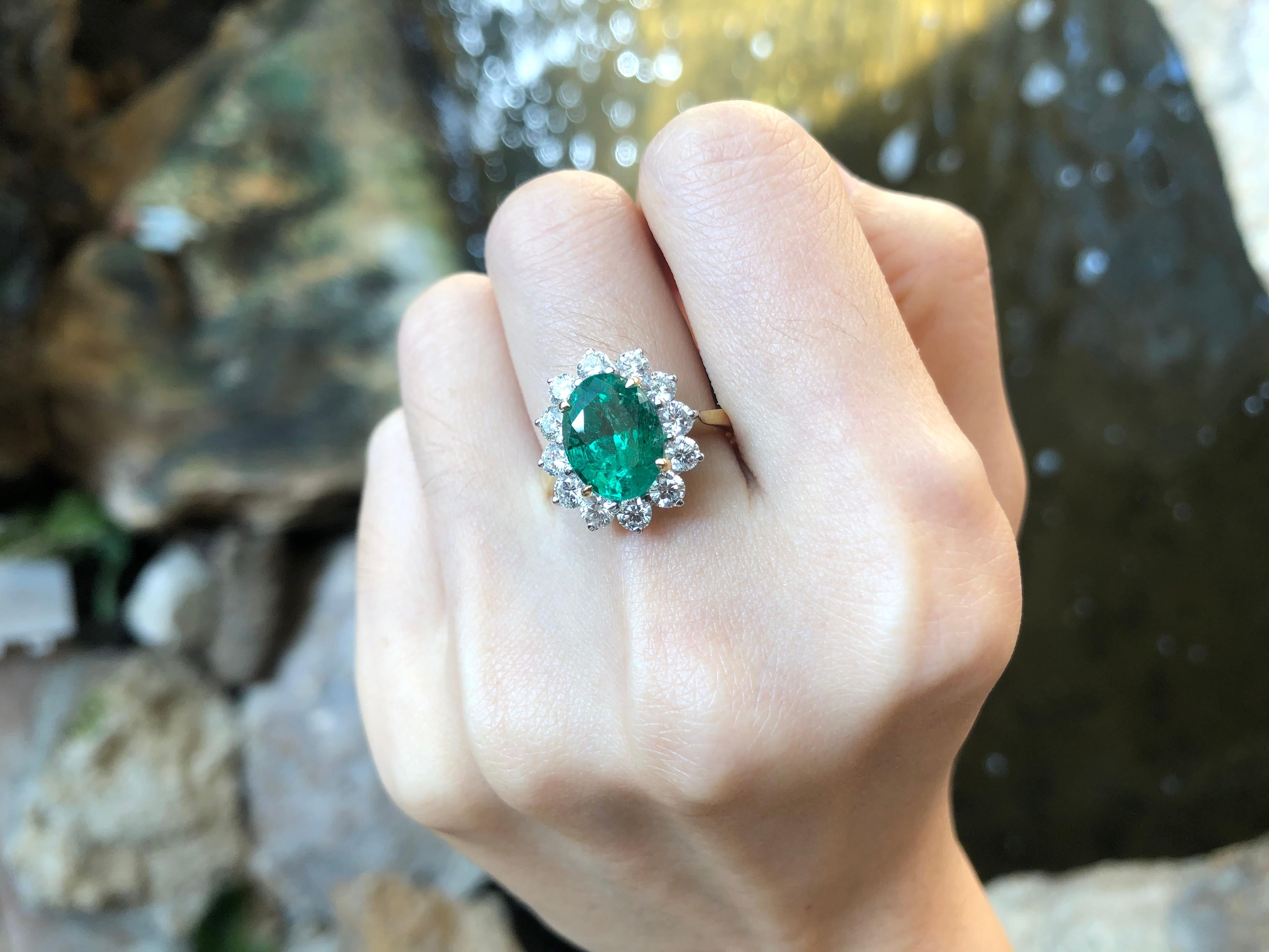 Smaragd- und Diamantring in 18 Karat Goldfassungen gefasst (Ovalschliff) im Angebot