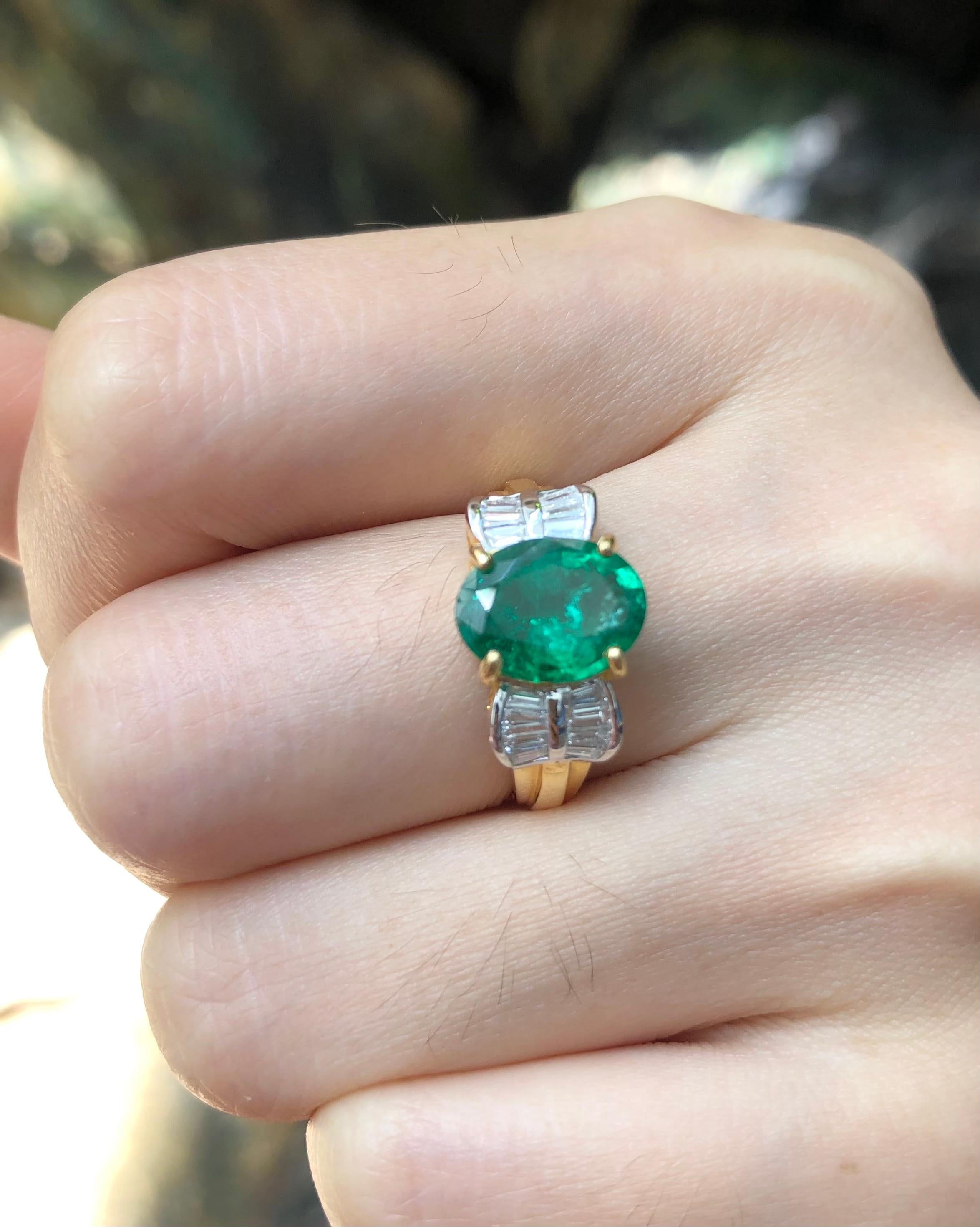 Contemporary Emerald with Diamond Ring Set in 18 Karat Gold Settings For Sale