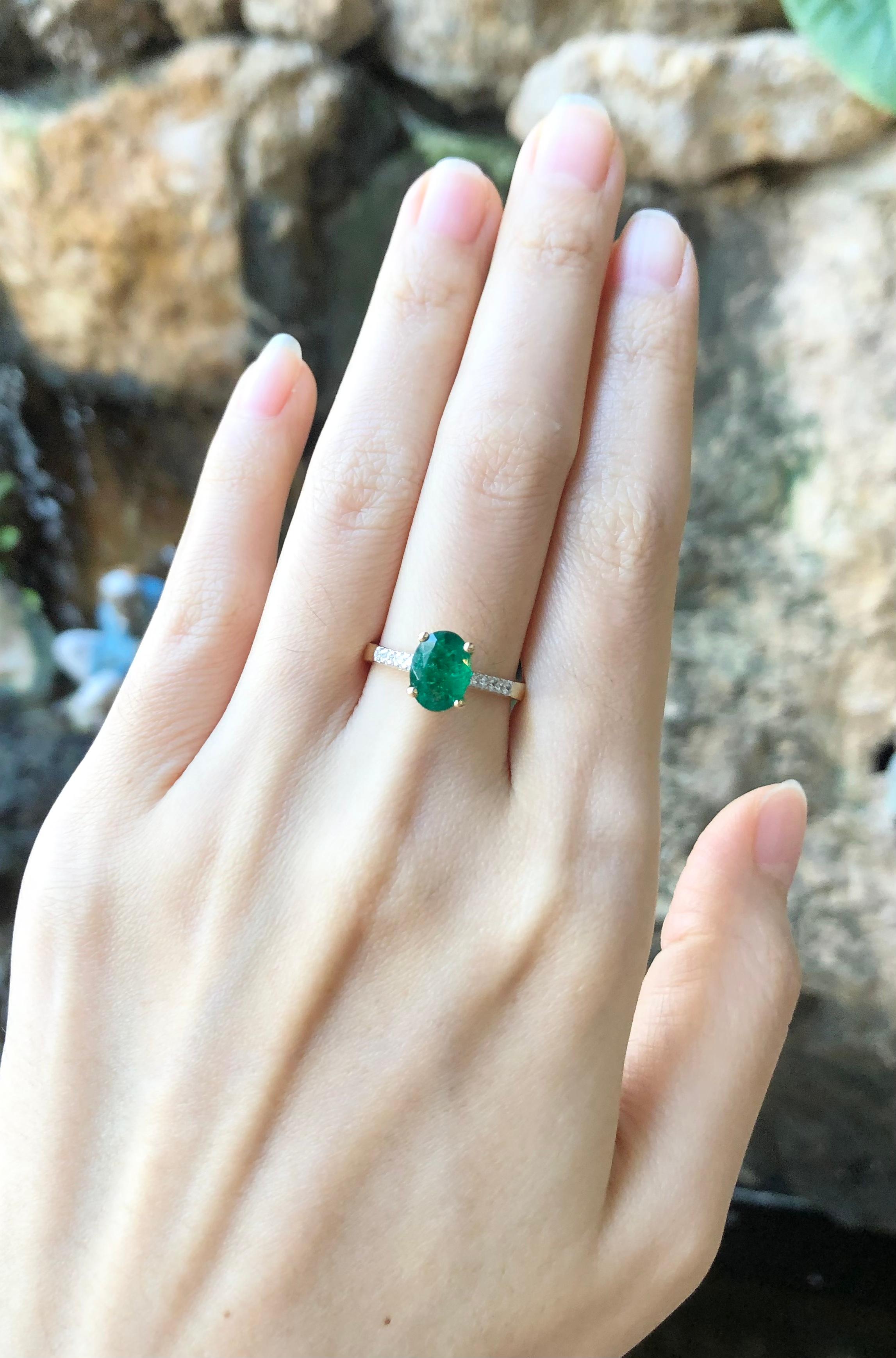 Ring mit Smaragd und Diamant in 18 Karat Goldfassung (Ovalschliff) im Angebot