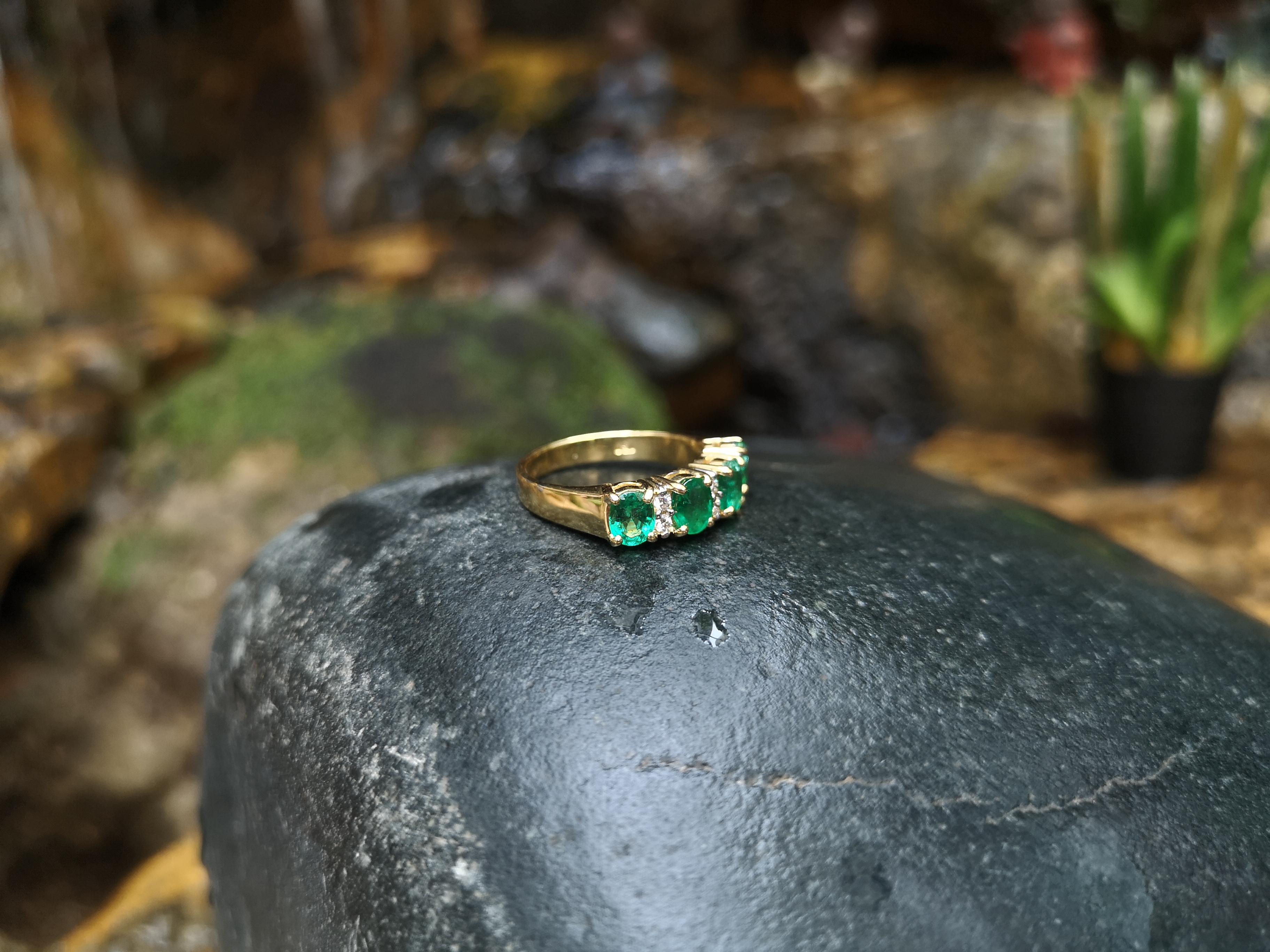 Emerald with Diamond Ring Set in 18 Karat Gold Settings In New Condition In Bangkok, TH