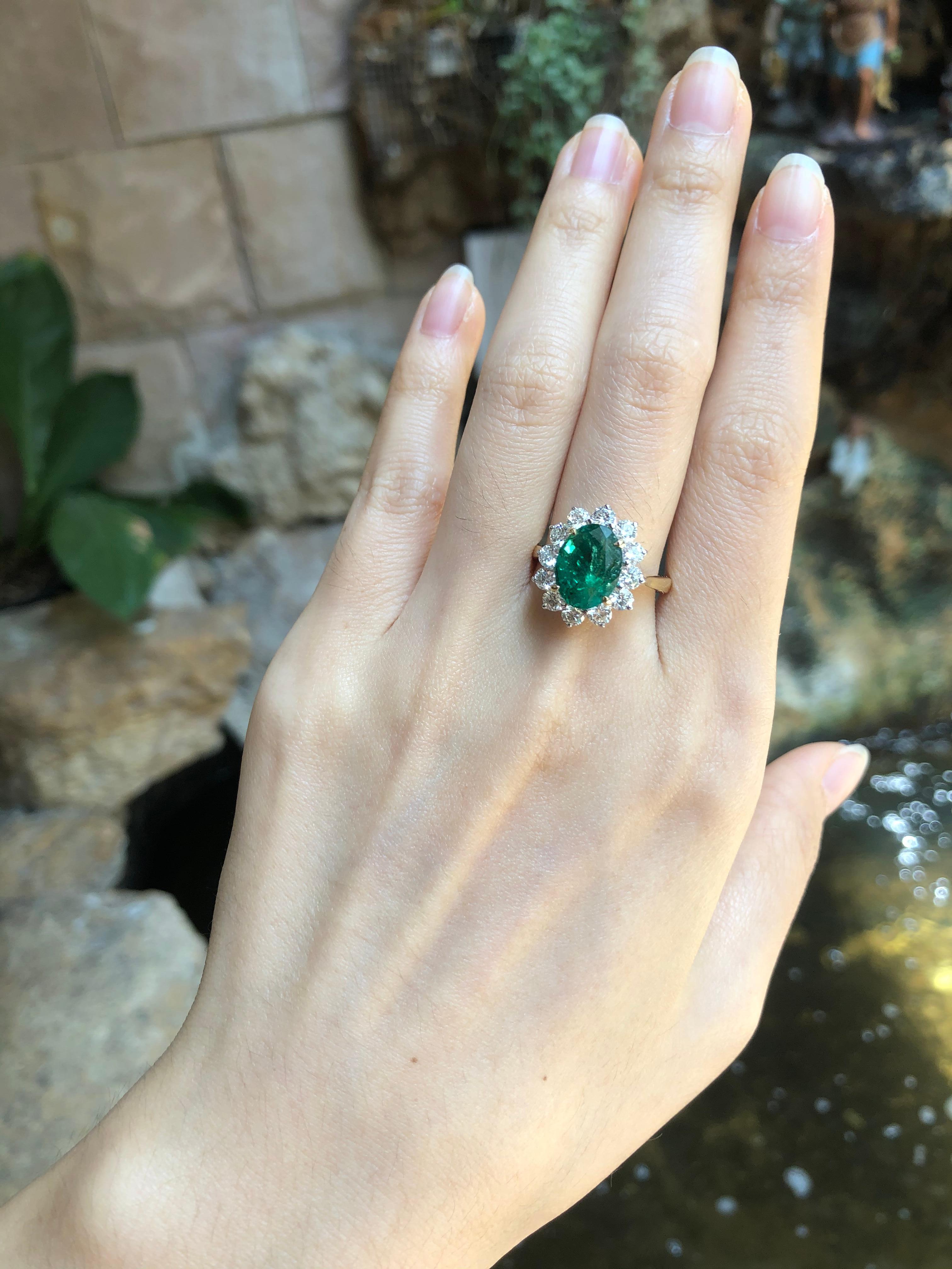 Smaragd- und Diamantring in 18 Karat Goldfassungen gefasst im Zustand „Neu“ im Angebot in Bangkok, TH