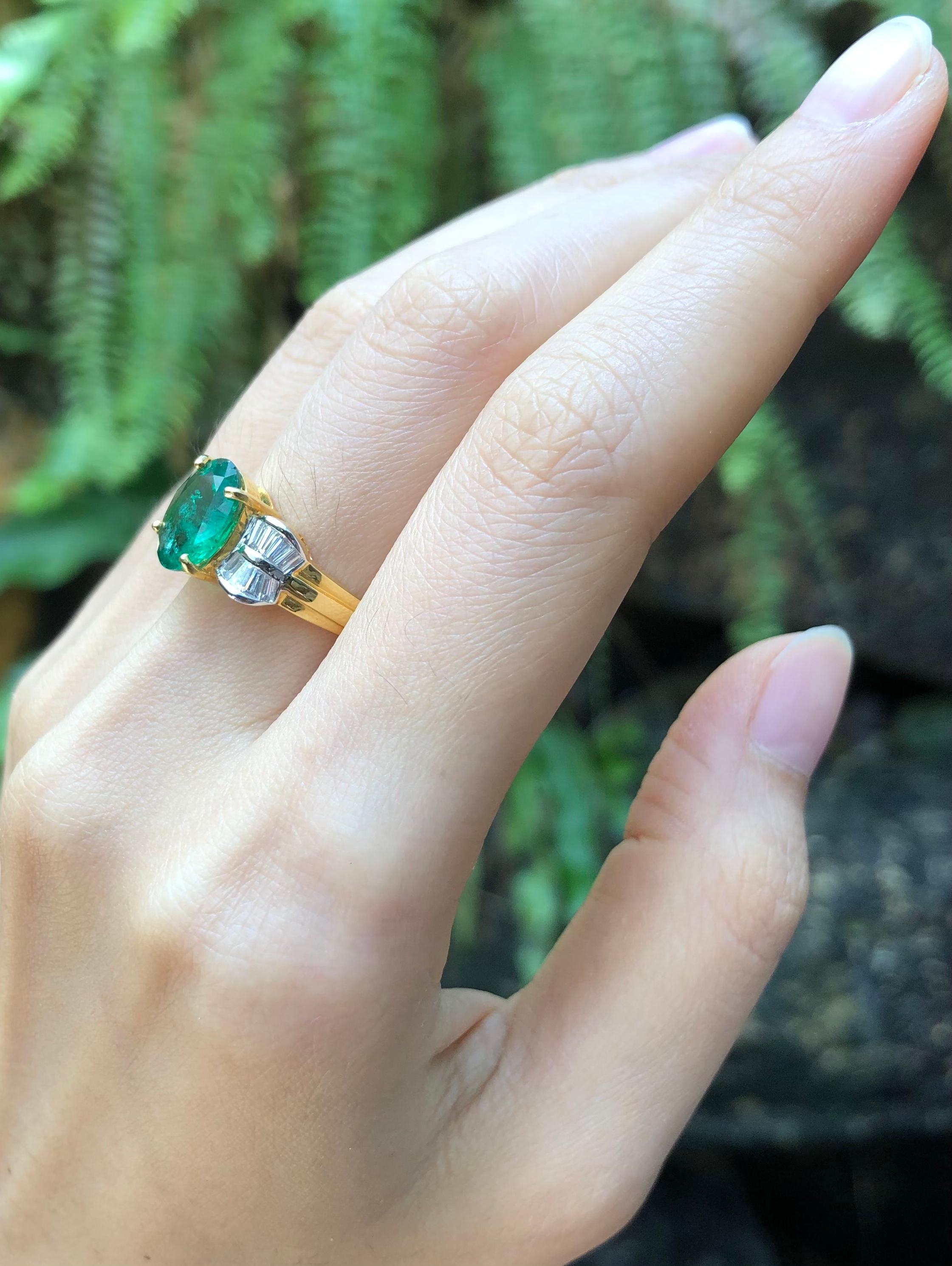 Smaragd mit Diamantring in 18 Karat Goldfassung gefasst im Zustand „Neu“ im Angebot in Bangkok, TH