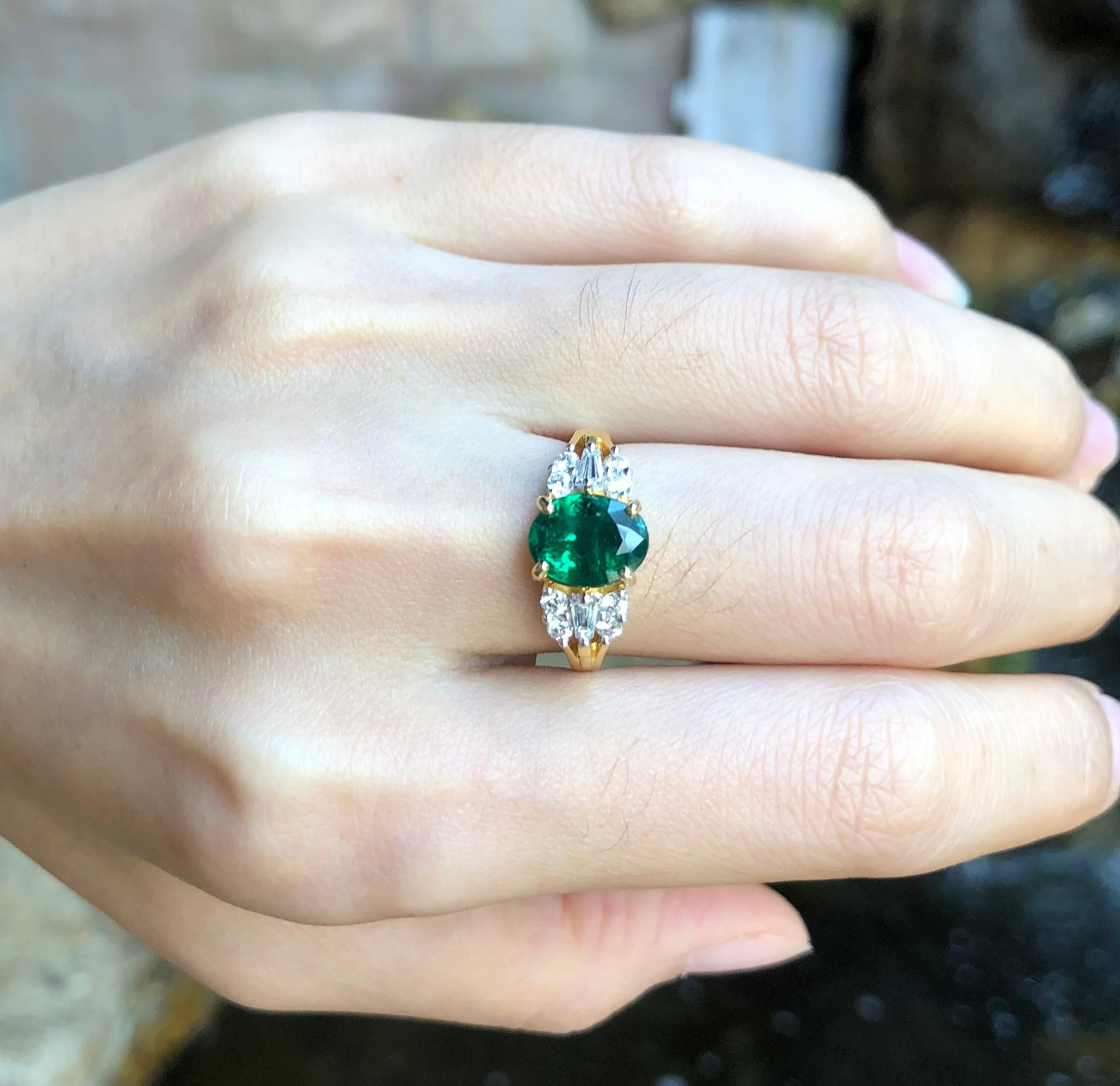 Emerald with Diamond Ring set in 18 Karat Gold Settings In New Condition For Sale In Bangkok, TH