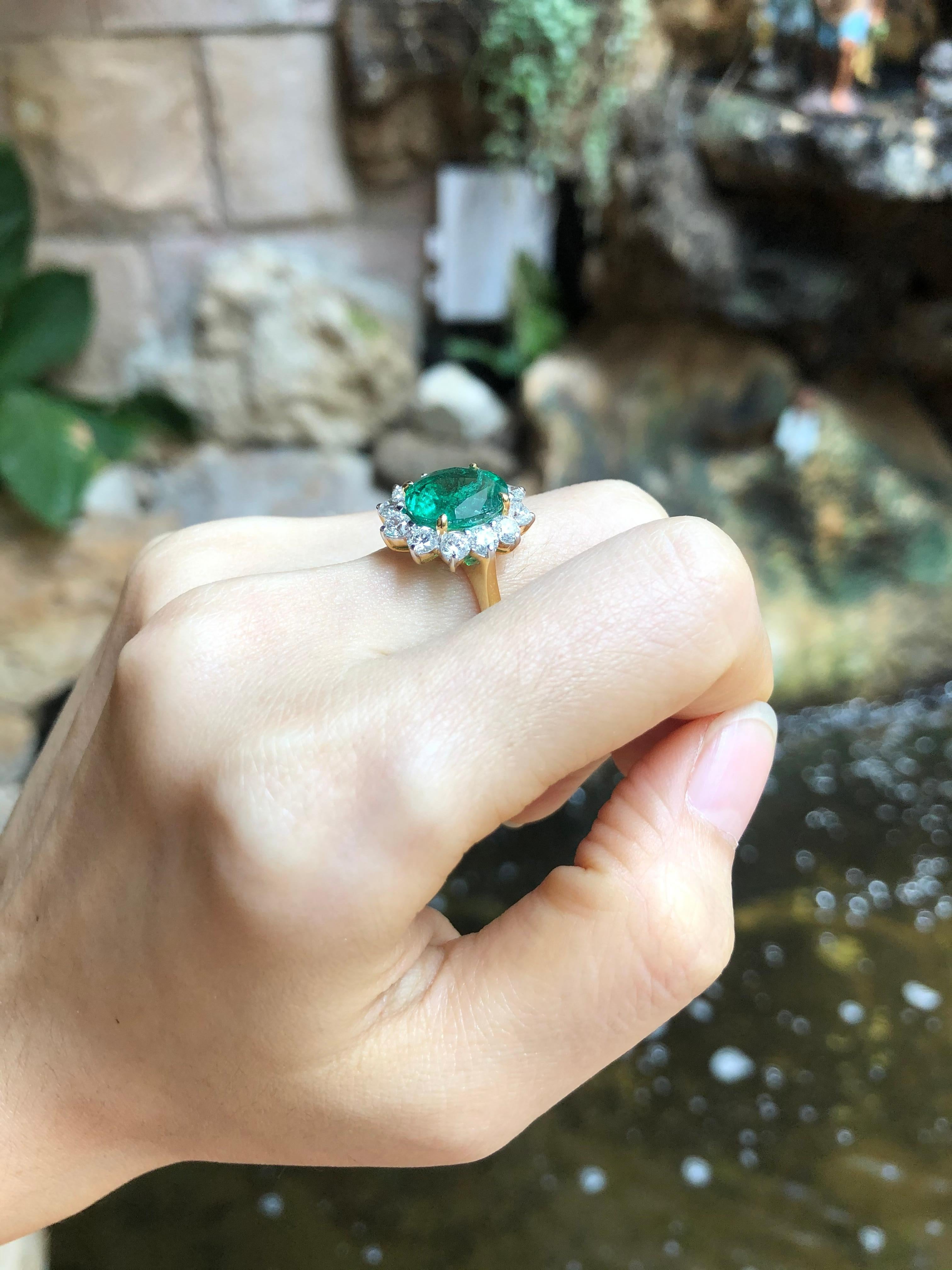 Smaragd- und Diamantring in 18 Karat Goldfassungen gefasst Damen im Angebot