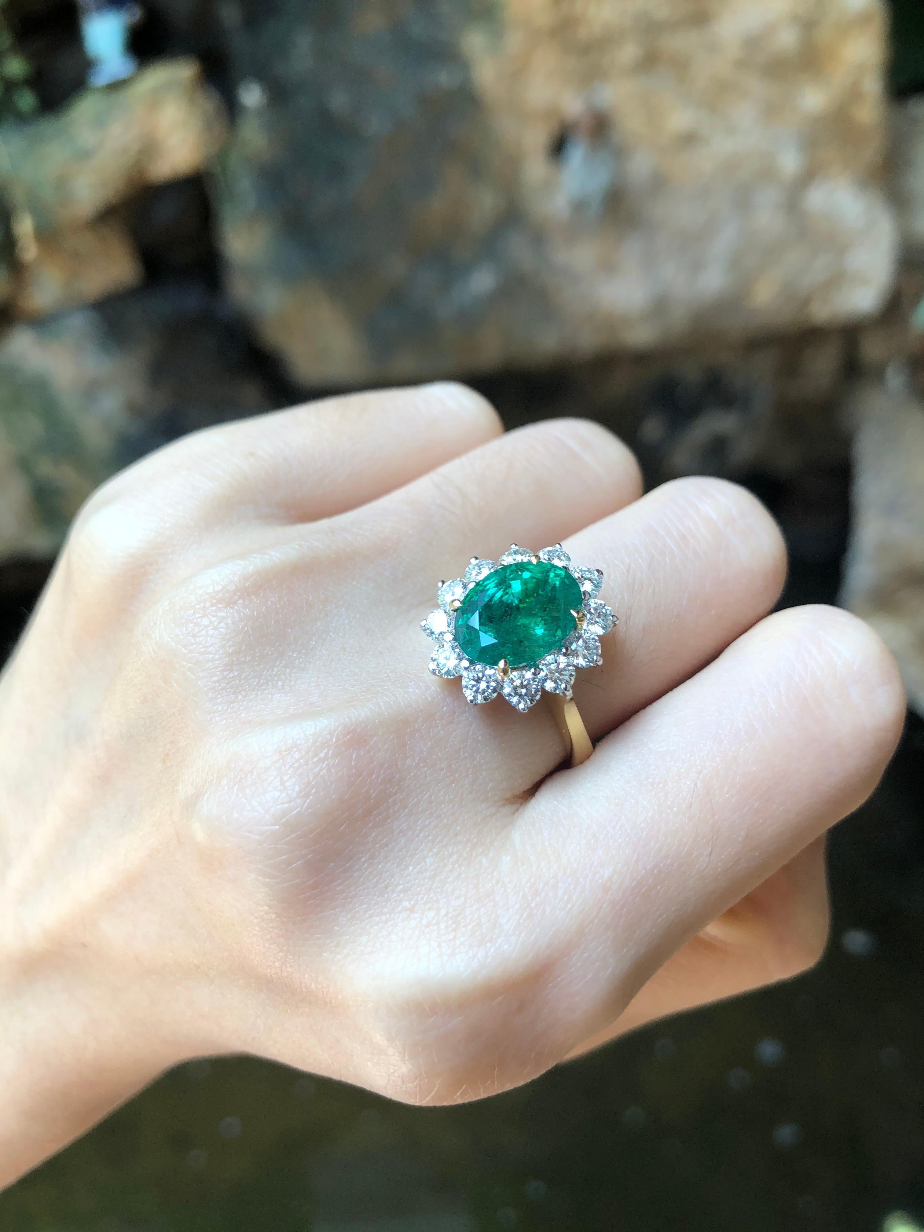 Smaragd- und Diamantring in 18 Karat Goldfassungen gefasst im Angebot 1