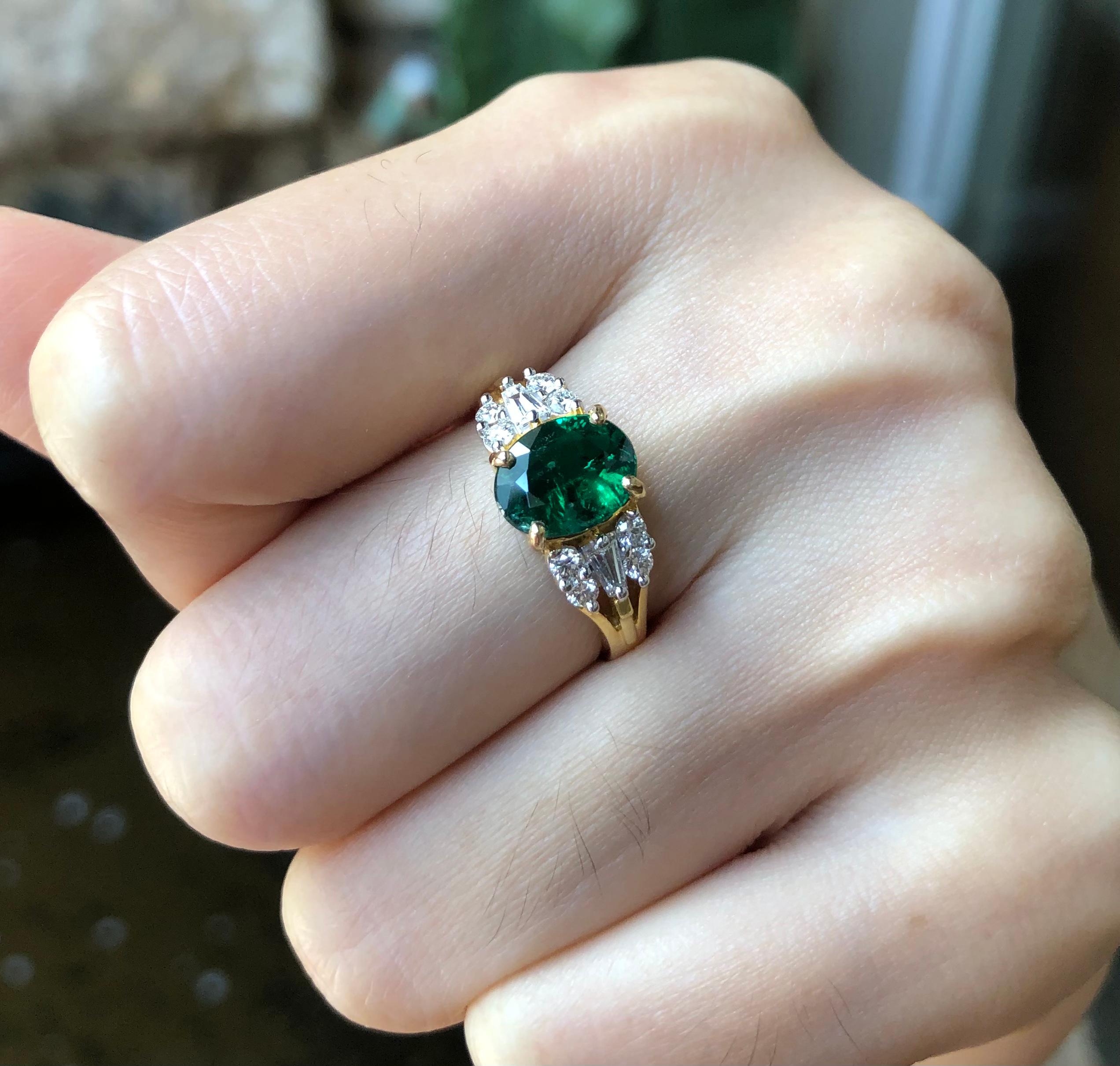 Emerald with Diamond Ring set in 18 Karat Gold Settings For Sale 1