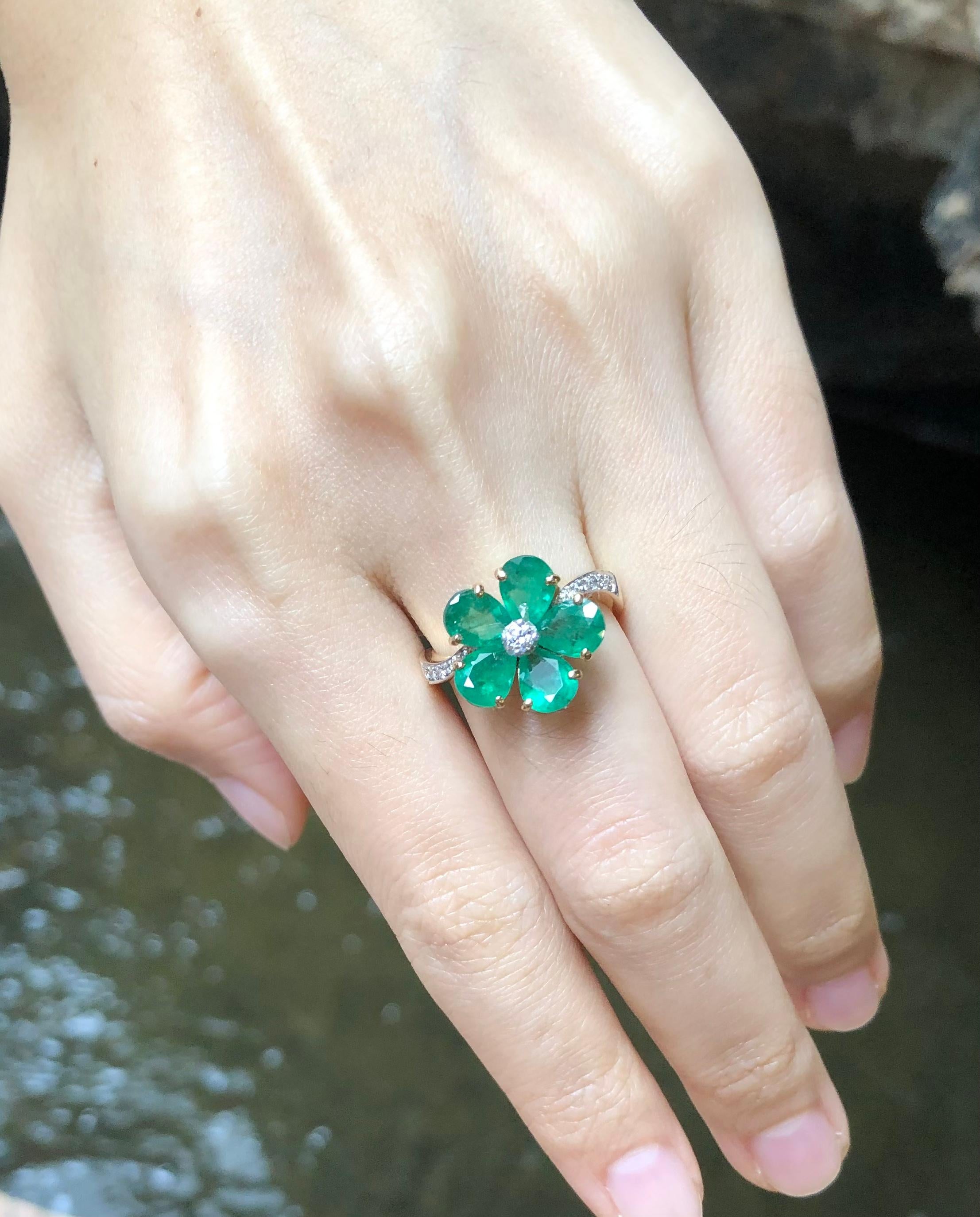 Emerald with Diamond  Ring Set in 18 Karat Gold Settings For Sale 1