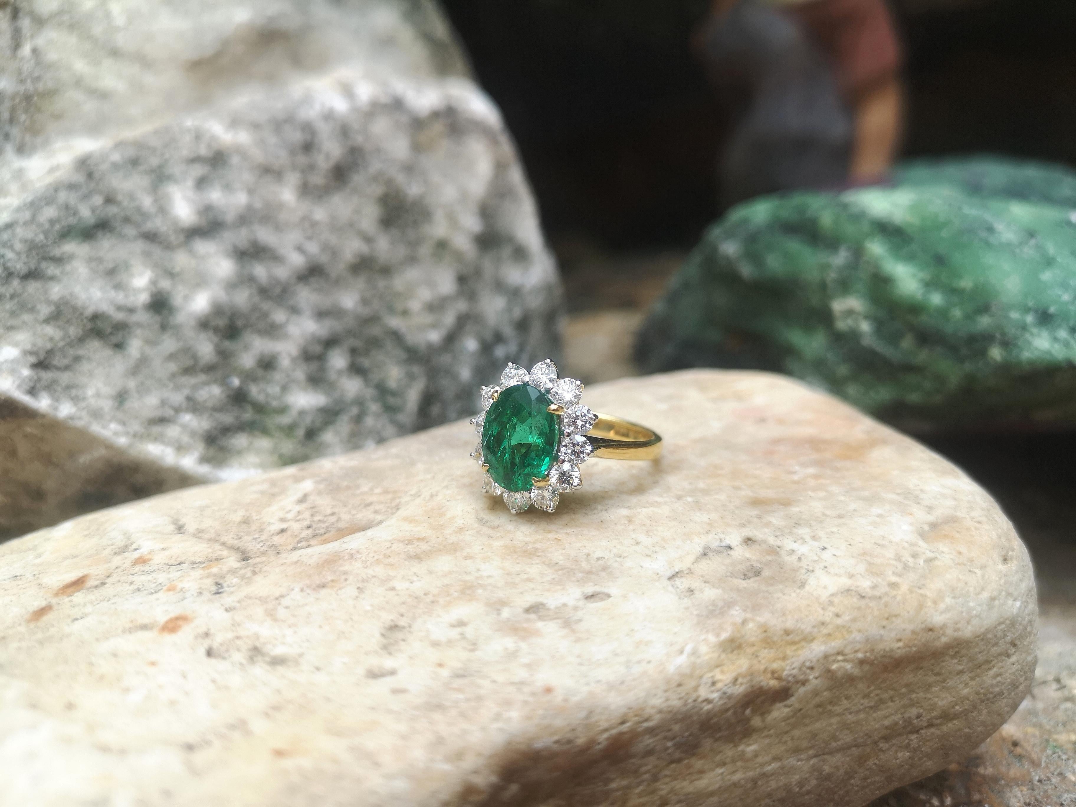 Smaragd- und Diamantring in 18 Karat Goldfassungen gefasst im Angebot 2