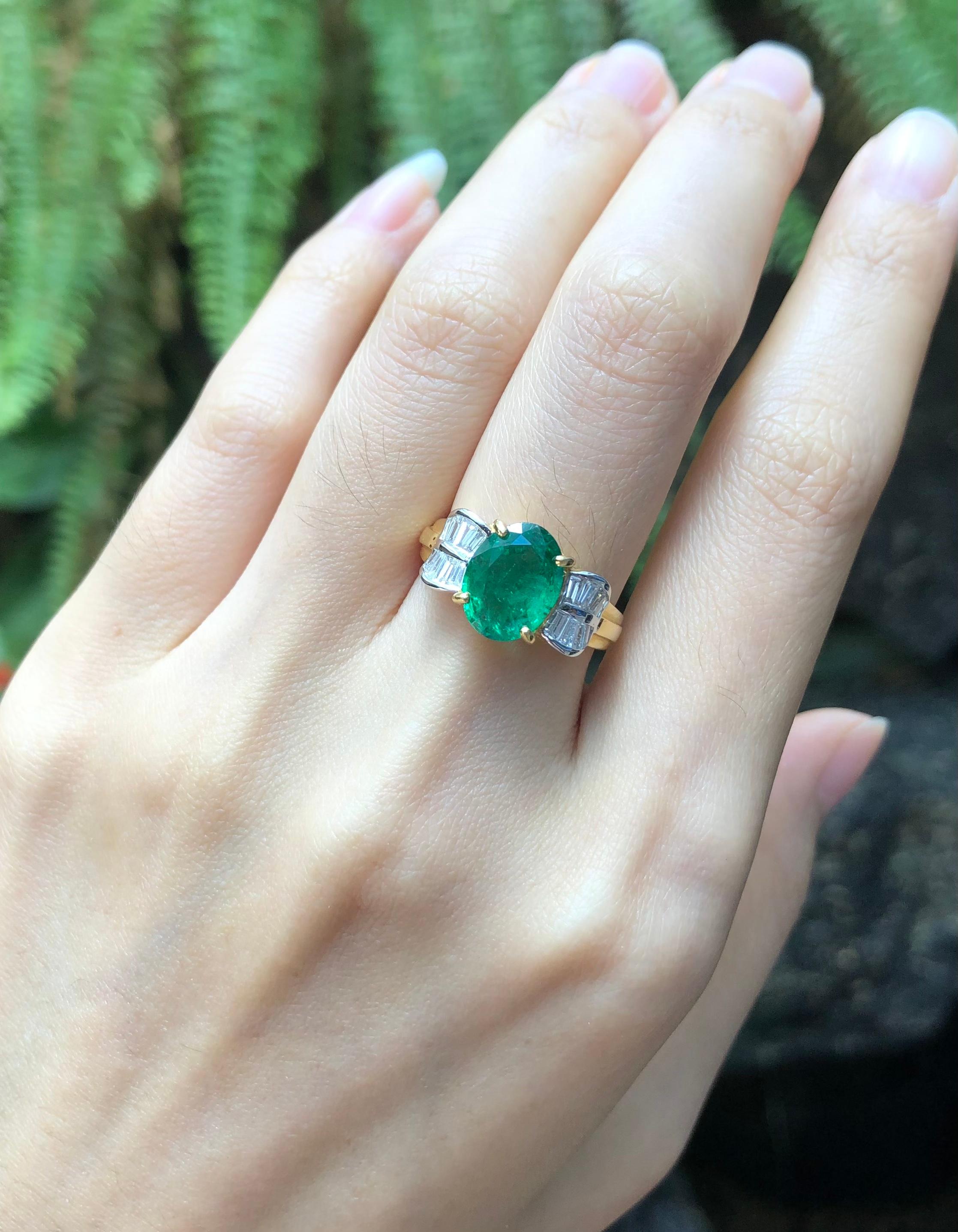 Emerald with Diamond Ring Set in 18 Karat Gold Settings For Sale 1