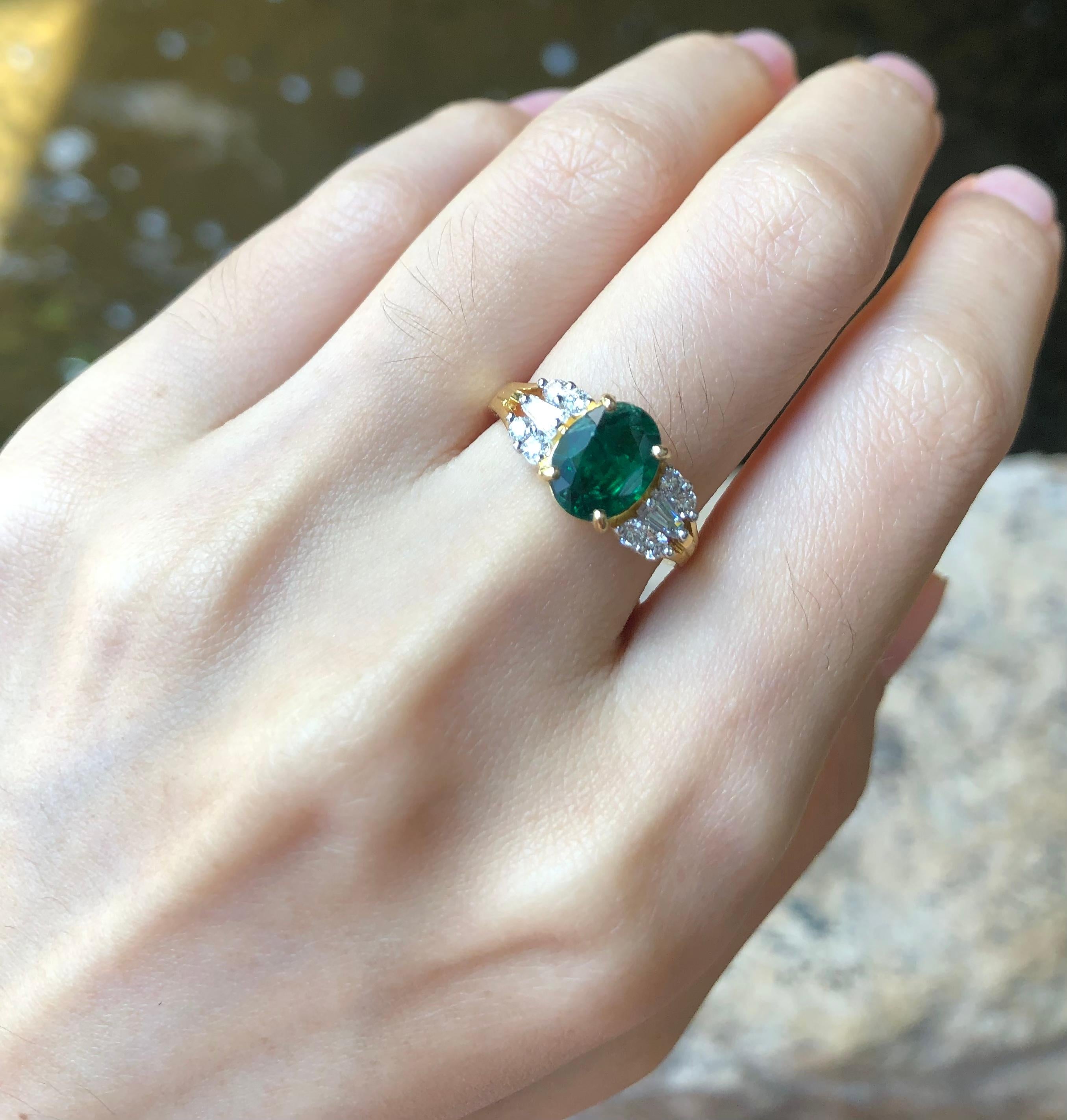 Emerald with Diamond Ring set in 18 Karat Gold Settings For Sale 2