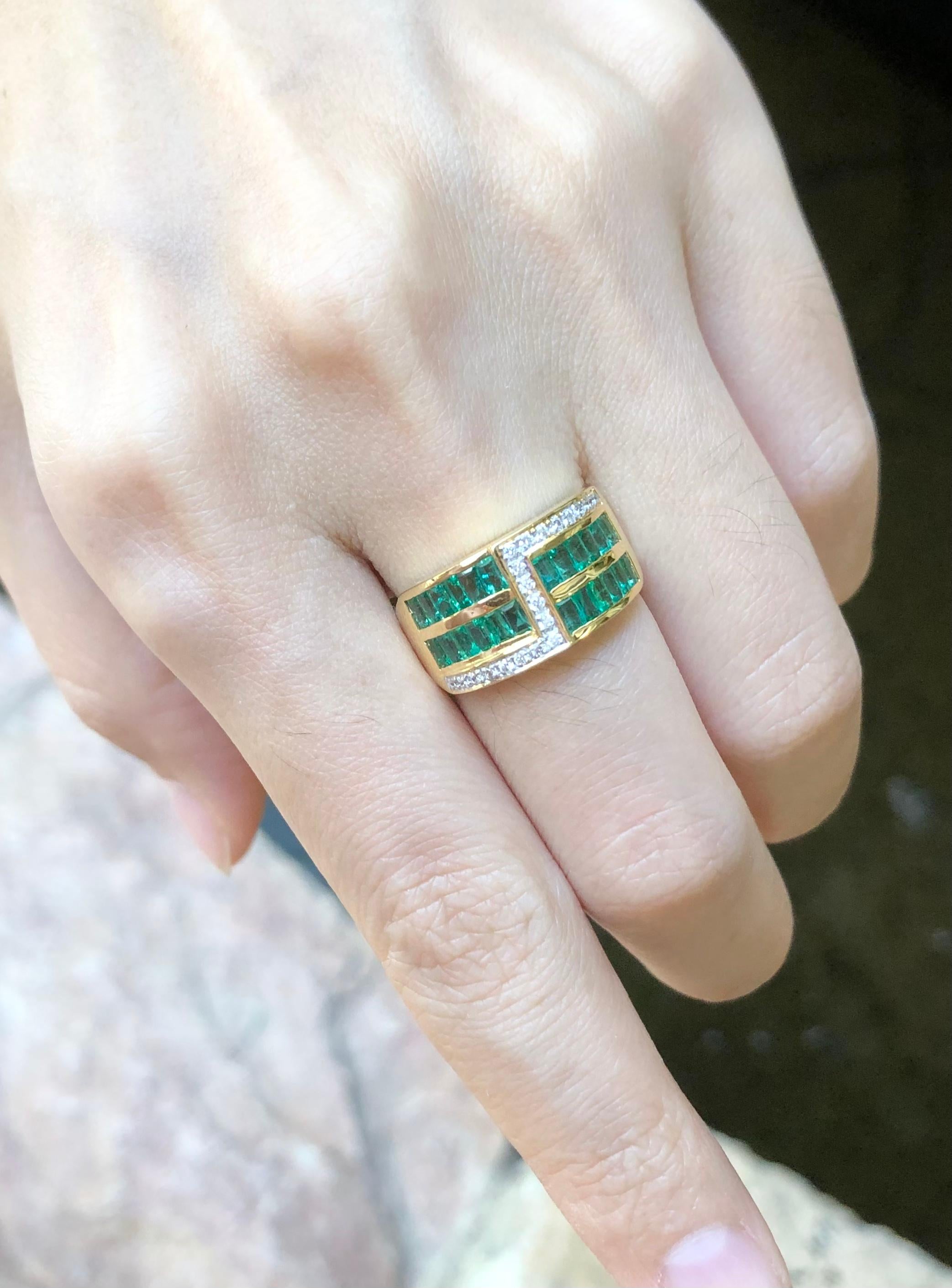 Emerald with Diamond Ring Set in 18 Karat Gold Settings In New Condition For Sale In Bangkok, TH
