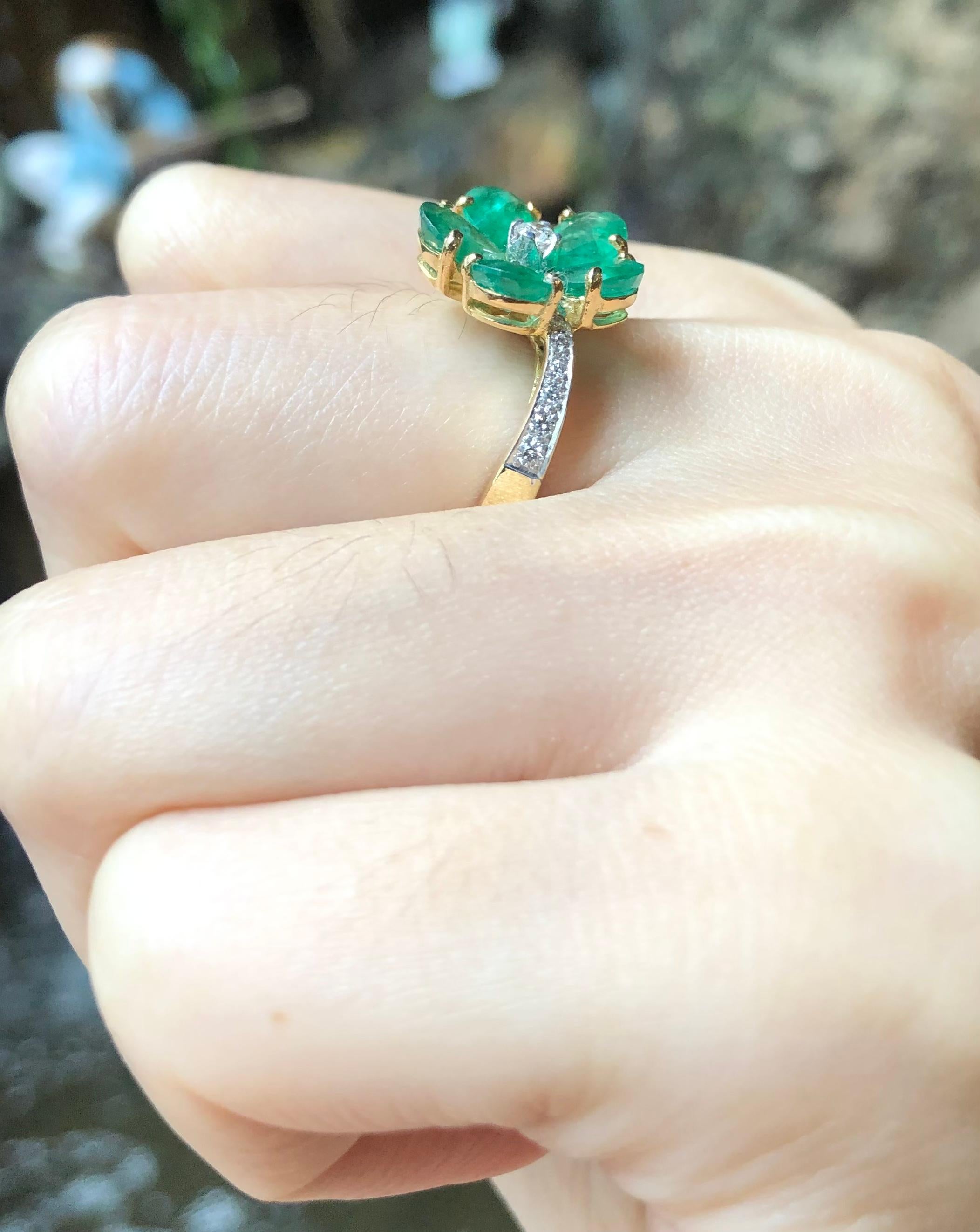 Emerald with Diamond  Ring Set in 18 Karat Gold Settings For Sale 2