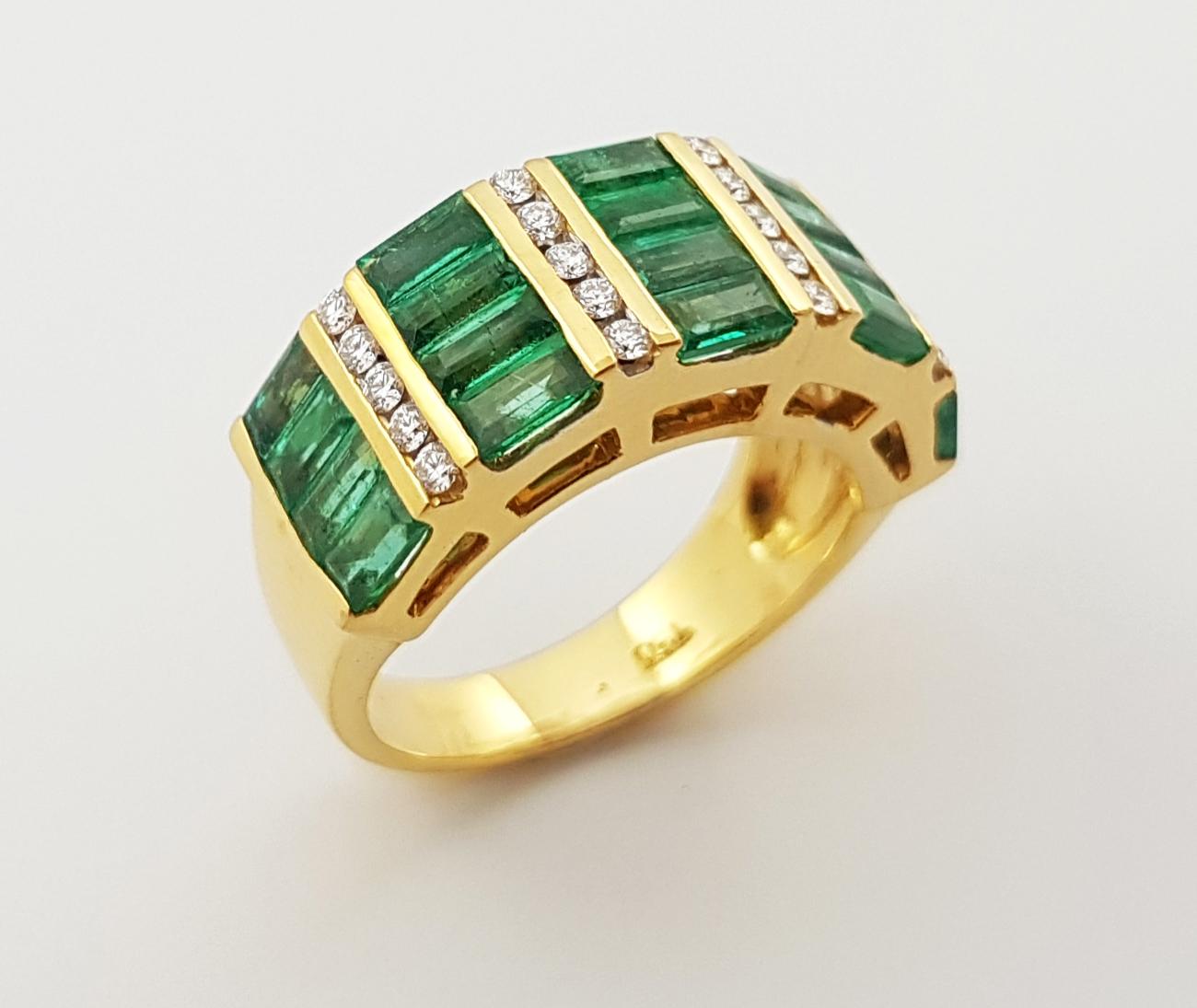 Emerald with Diamond Ring set in 18 Karat Gold Settings For Sale 1