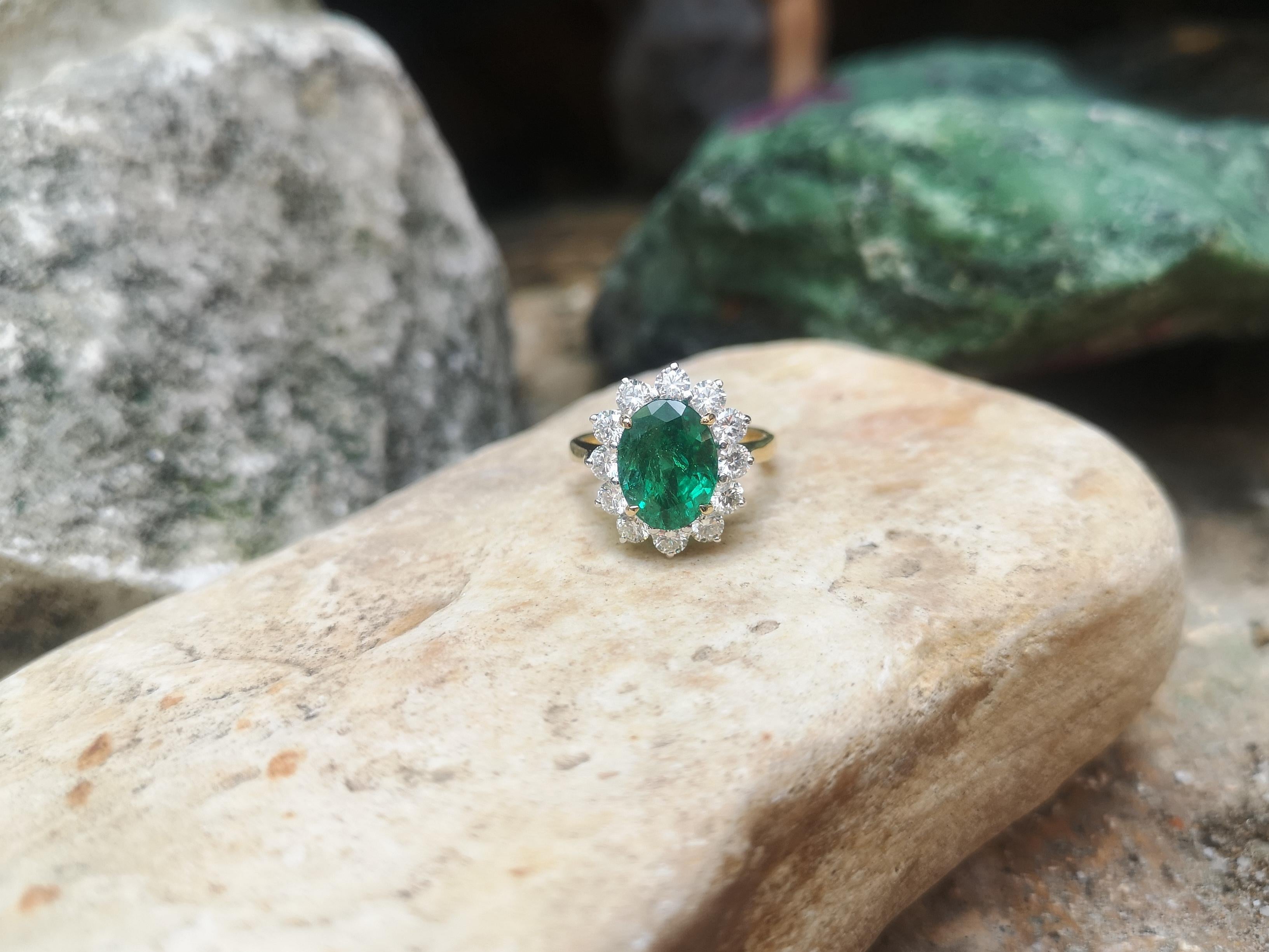 Smaragd- und Diamantring in 18 Karat Goldfassungen gefasst im Angebot 3