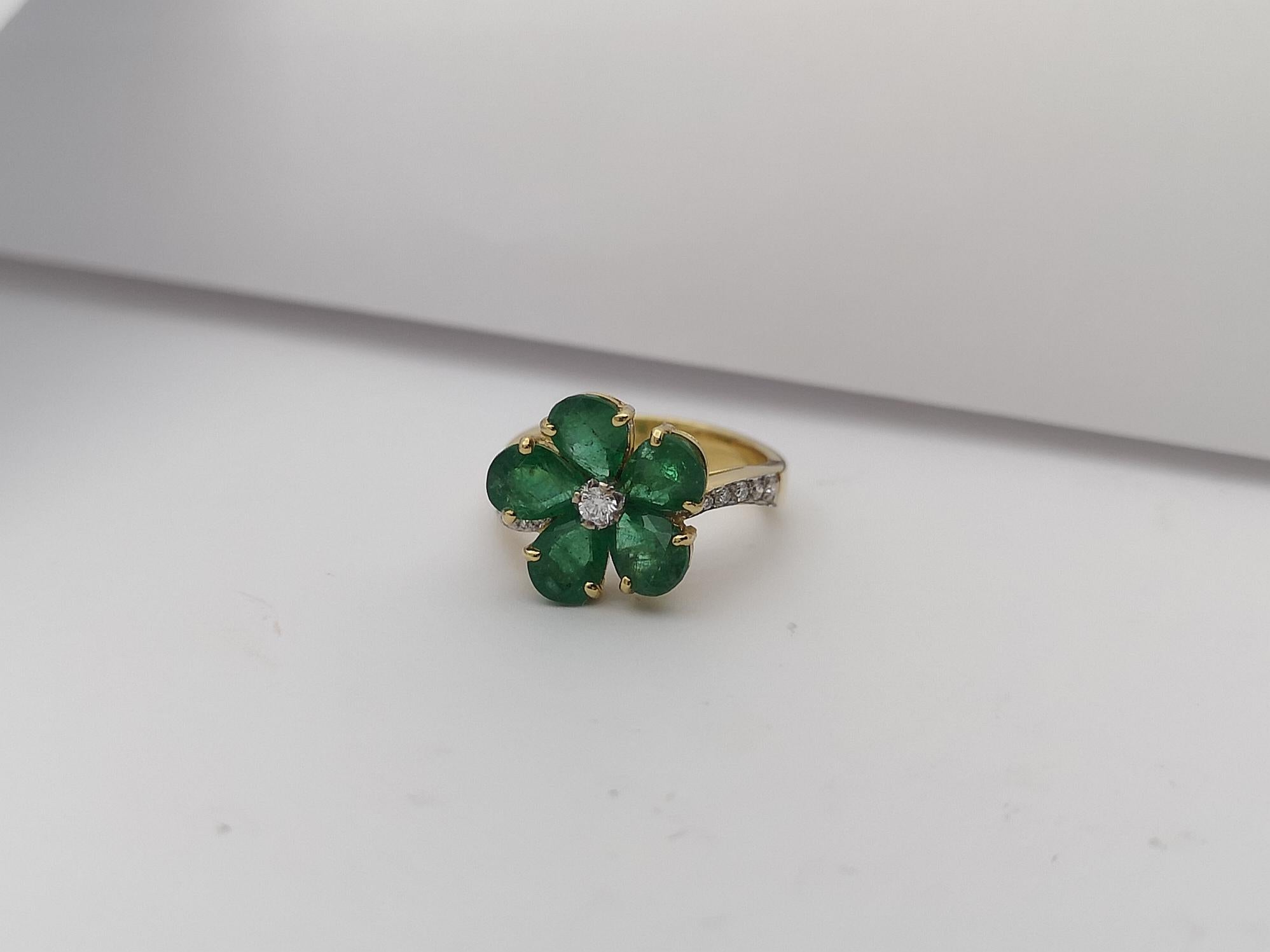 Emerald with Diamond  Ring Set in 18 Karat Gold Settings For Sale 3