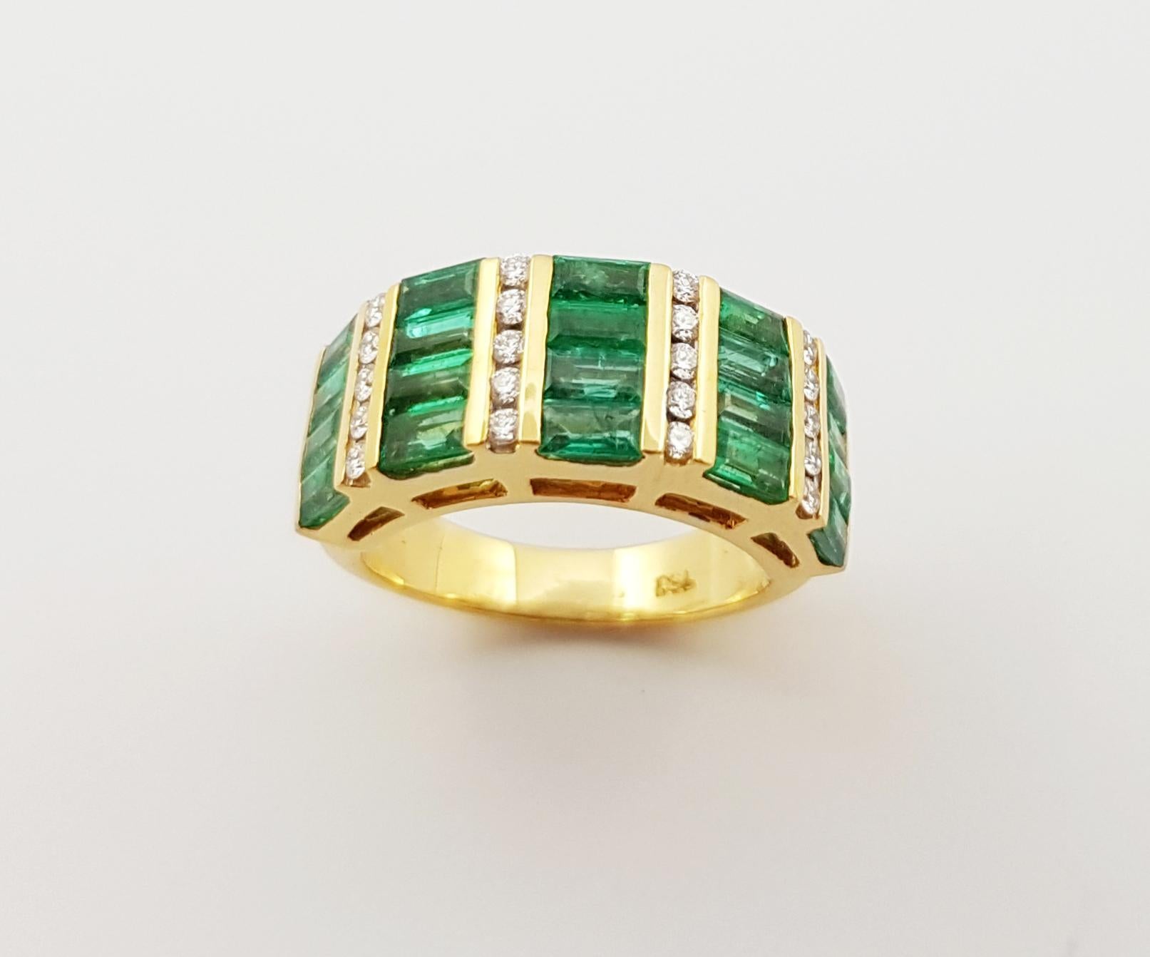 Emerald with Diamond Ring set in 18 Karat Gold Settings For Sale 2
