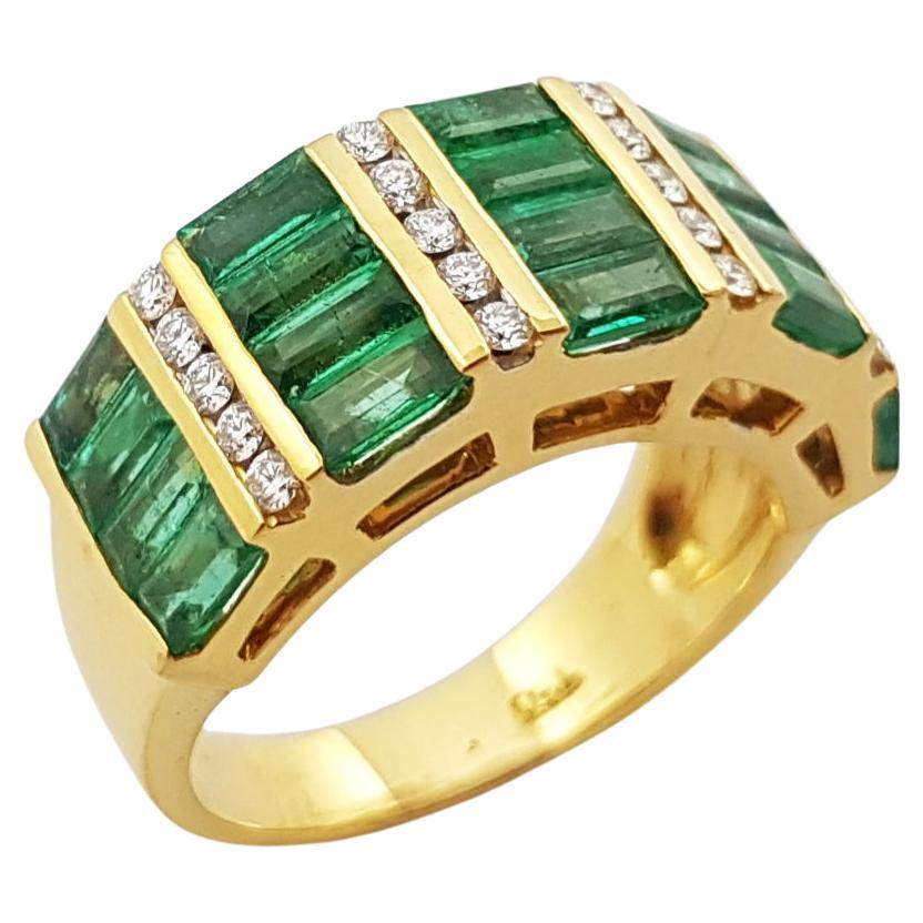 Emerald with Diamond Ring set in 18 Karat Gold Settings For Sale