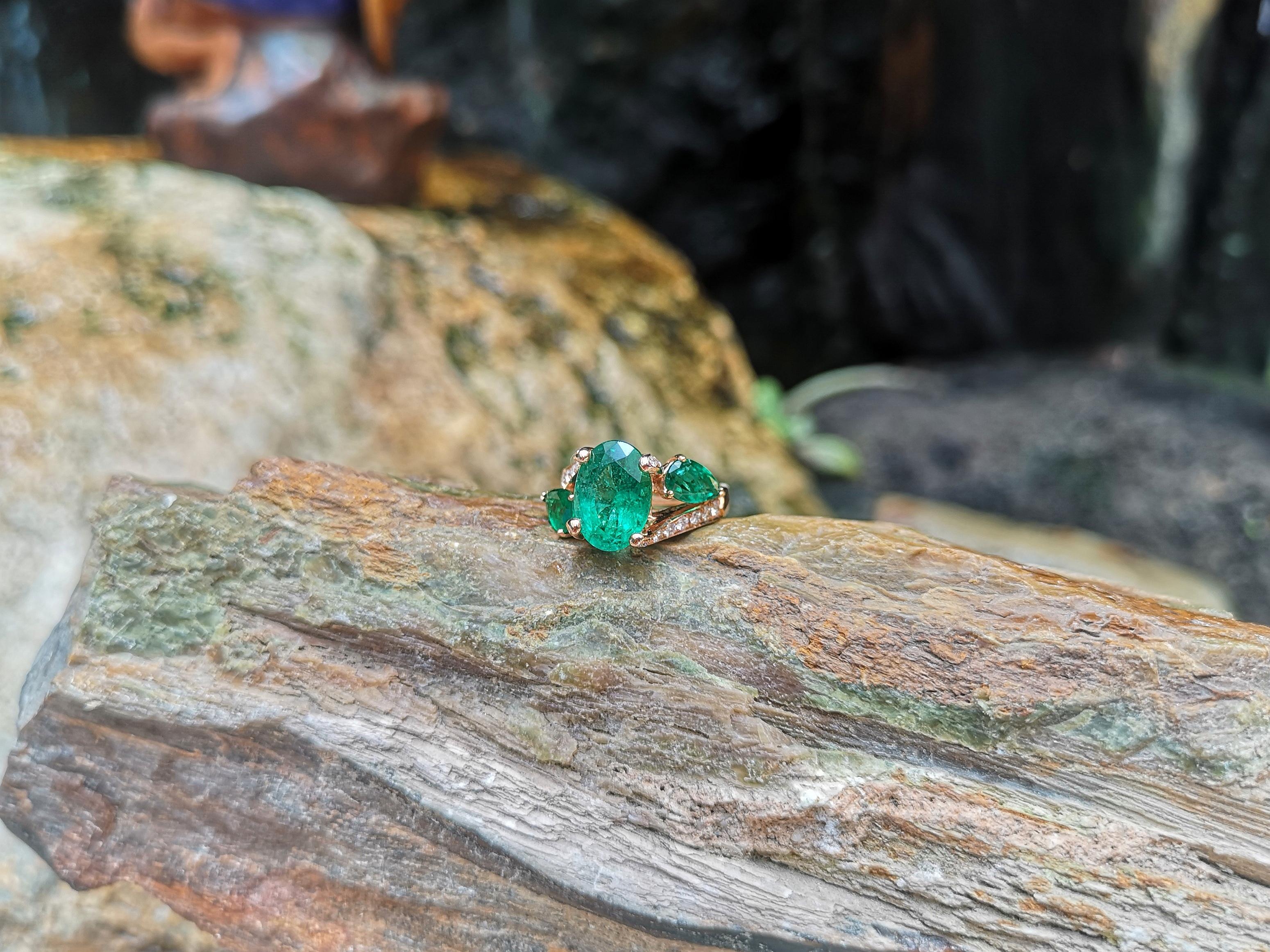 Emerald with Diamond Ring set in 18 Karat Rose Gold Settings For Sale 8