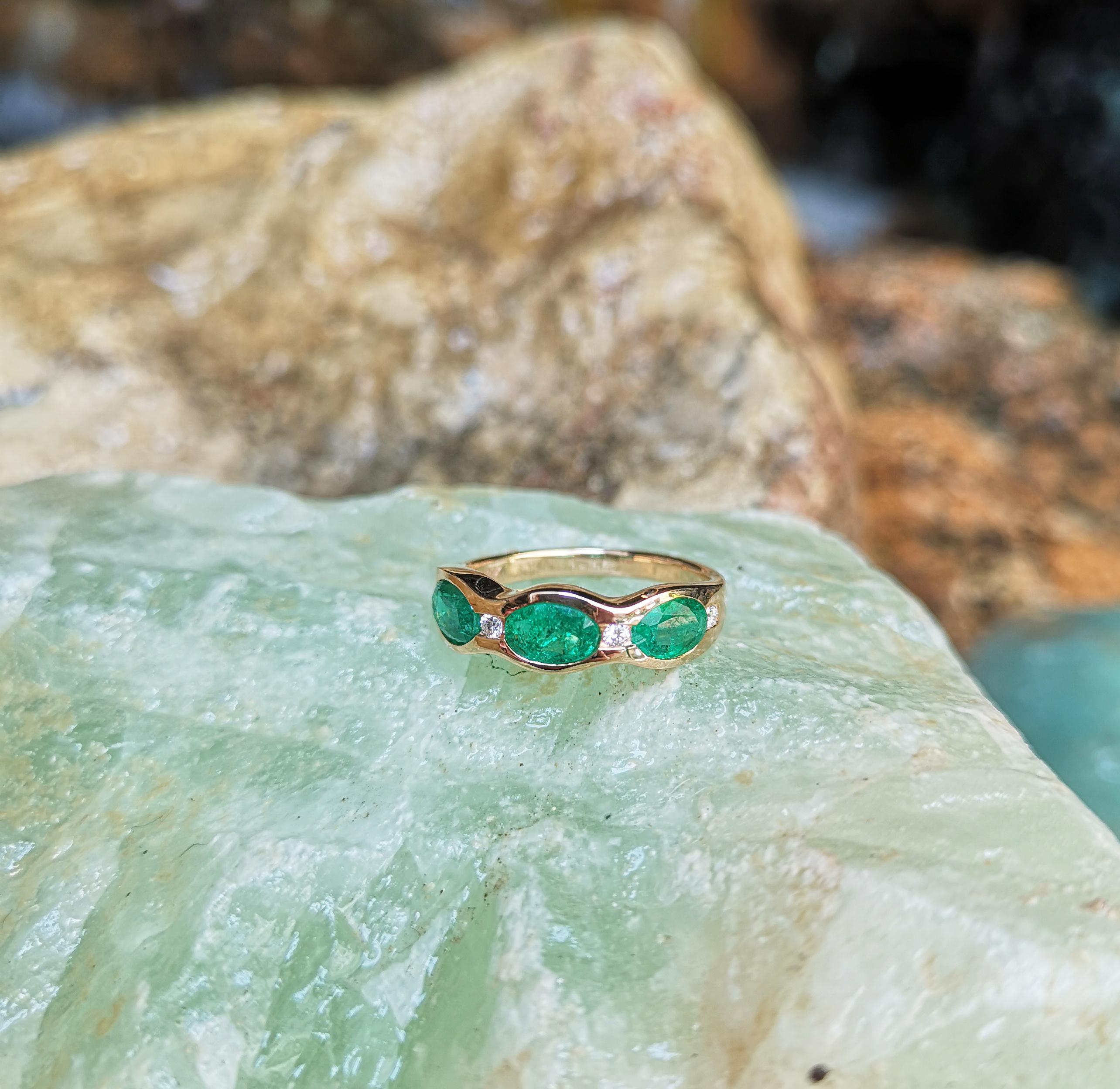 Emerald with Diamond Ring Set in 18 Karat Rose Gold Settings In New Condition For Sale In Bangkok, TH