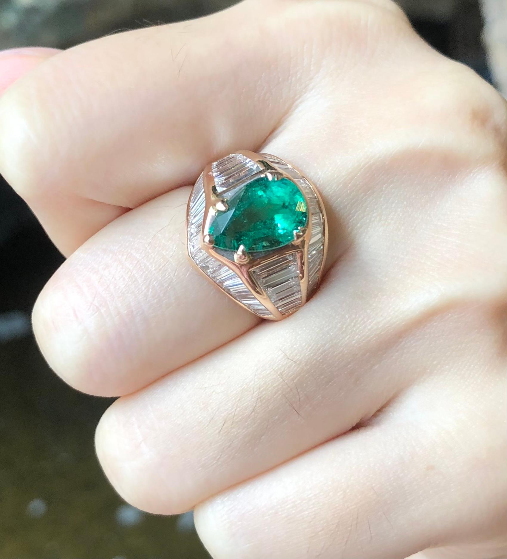 Contemporary Emerald with Diamond Ring Set in 18 Karat Rose Gold Settings For Sale