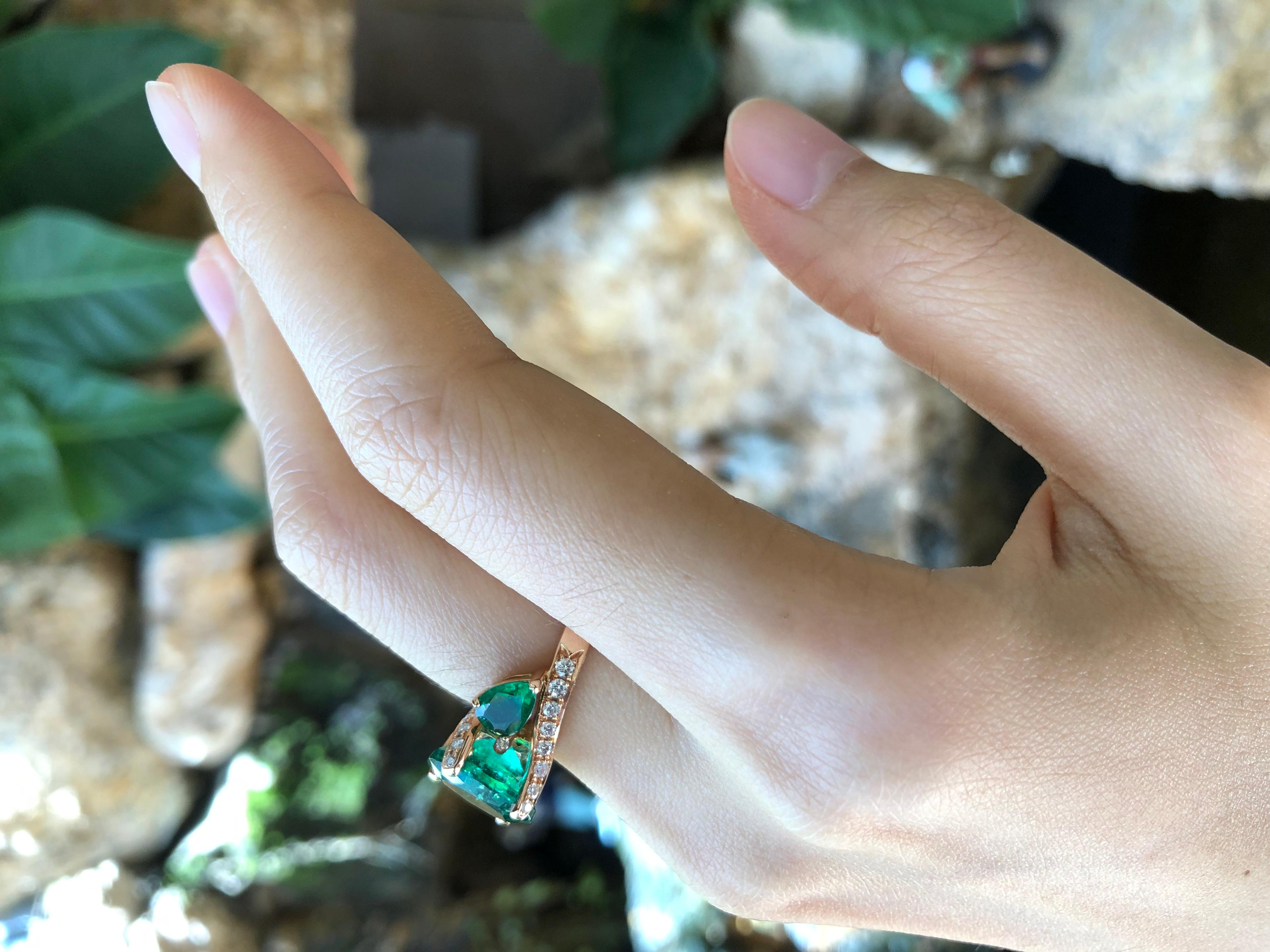 Emerald with Diamond Ring set in 18 Karat Rose Gold Settings In New Condition For Sale In Bangkok, TH