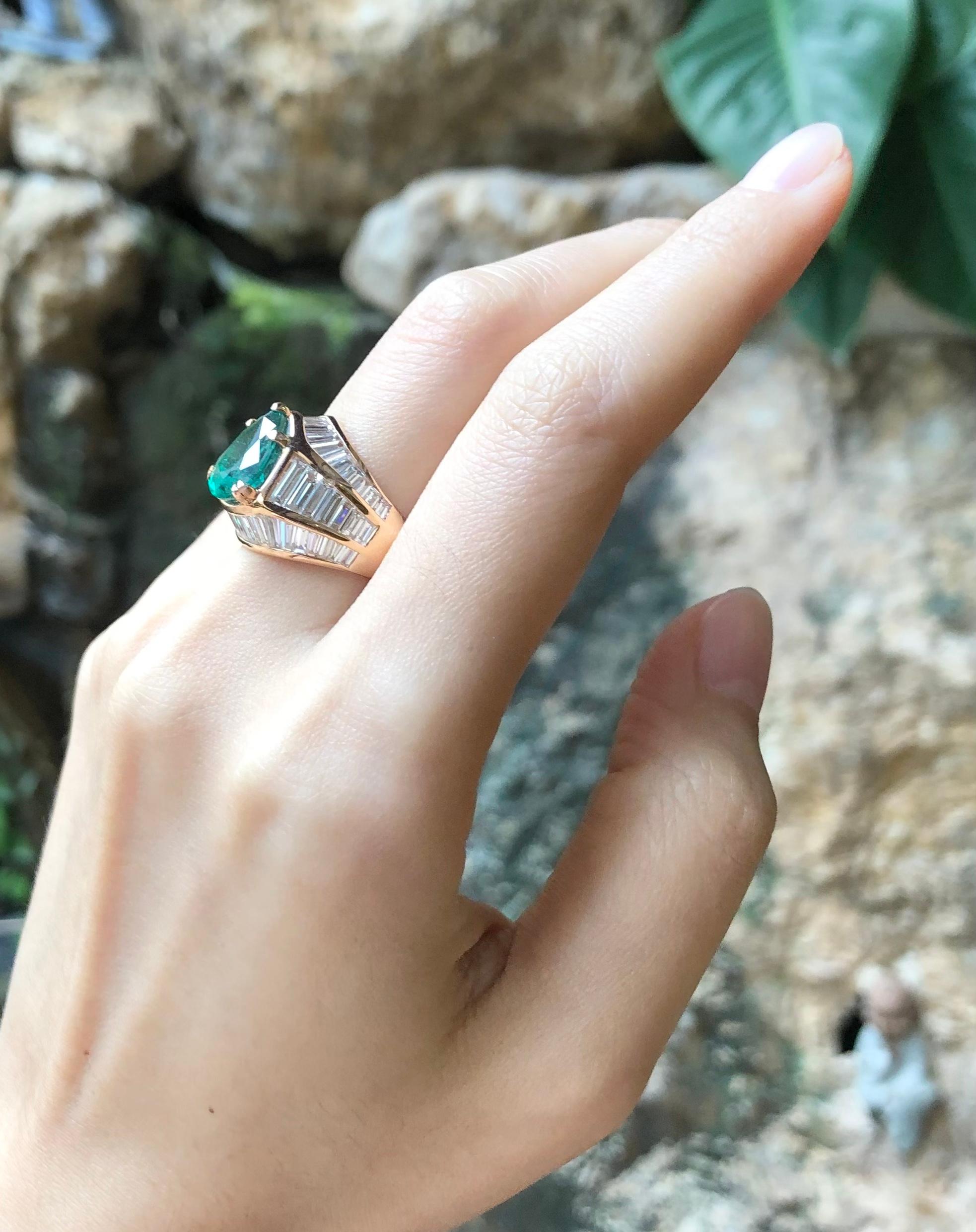 Emerald with Diamond Ring Set in 18 Karat Rose Gold Settings In New Condition For Sale In Bangkok, TH