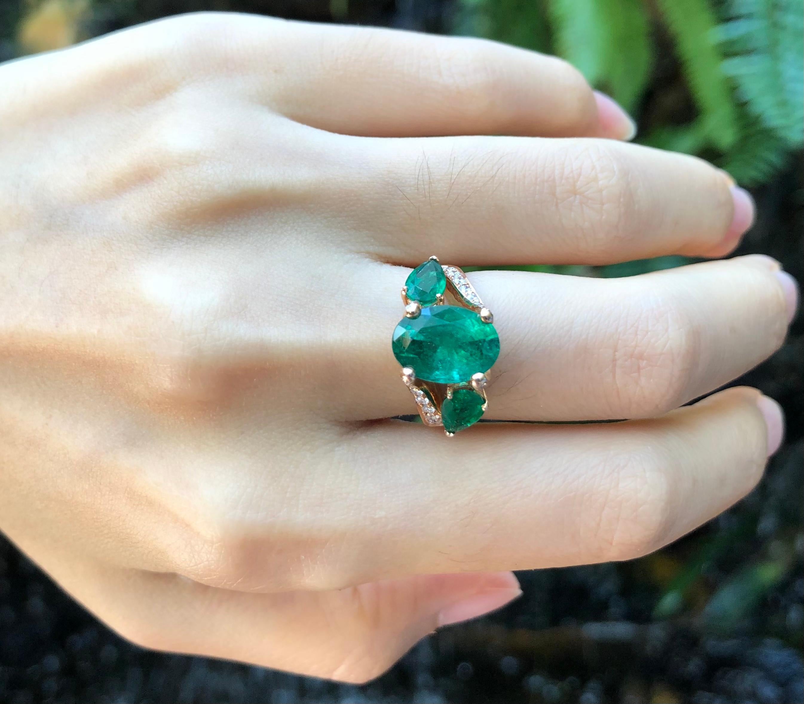 Emerald with Diamond Ring set in 18 Karat Rose Gold Settings For Sale 1