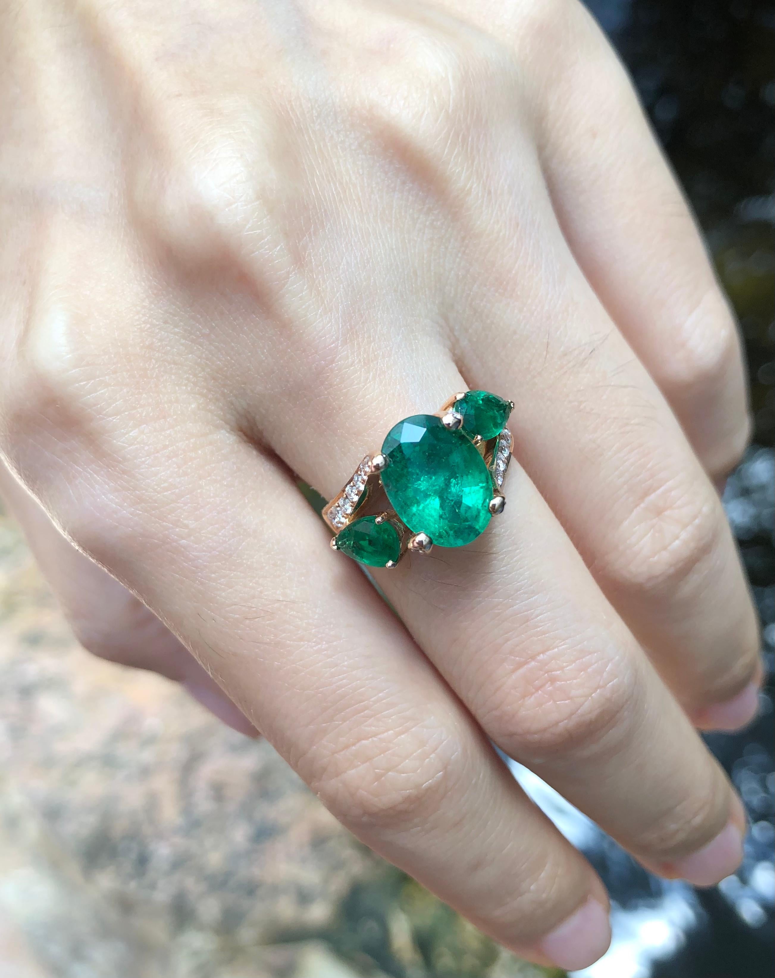 Emerald with Diamond Ring set in 18 Karat Rose Gold Settings For Sale 2