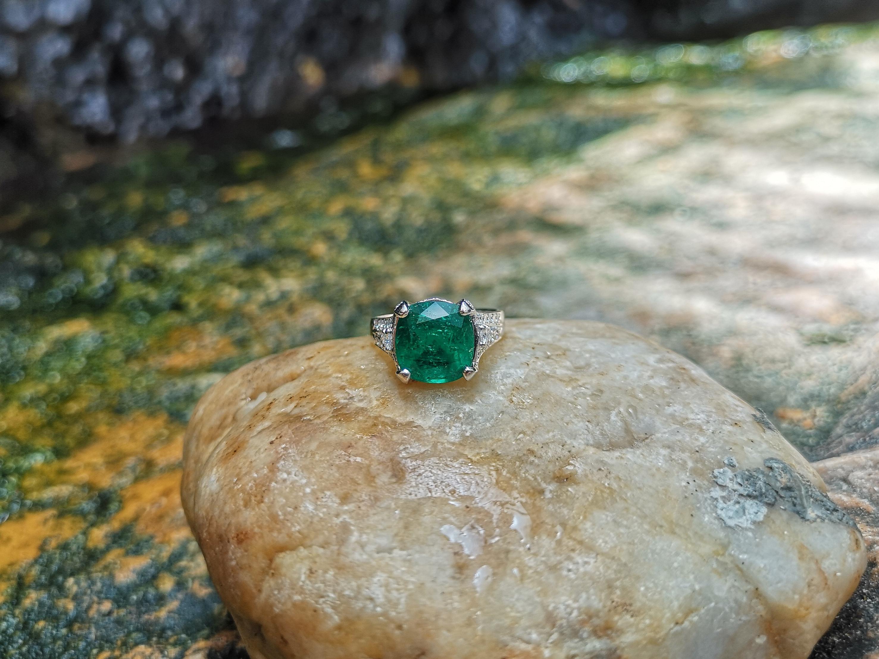 Smaragd- und Diamantring aus 18 Karat Weißgold in Fassungen im Angebot 4