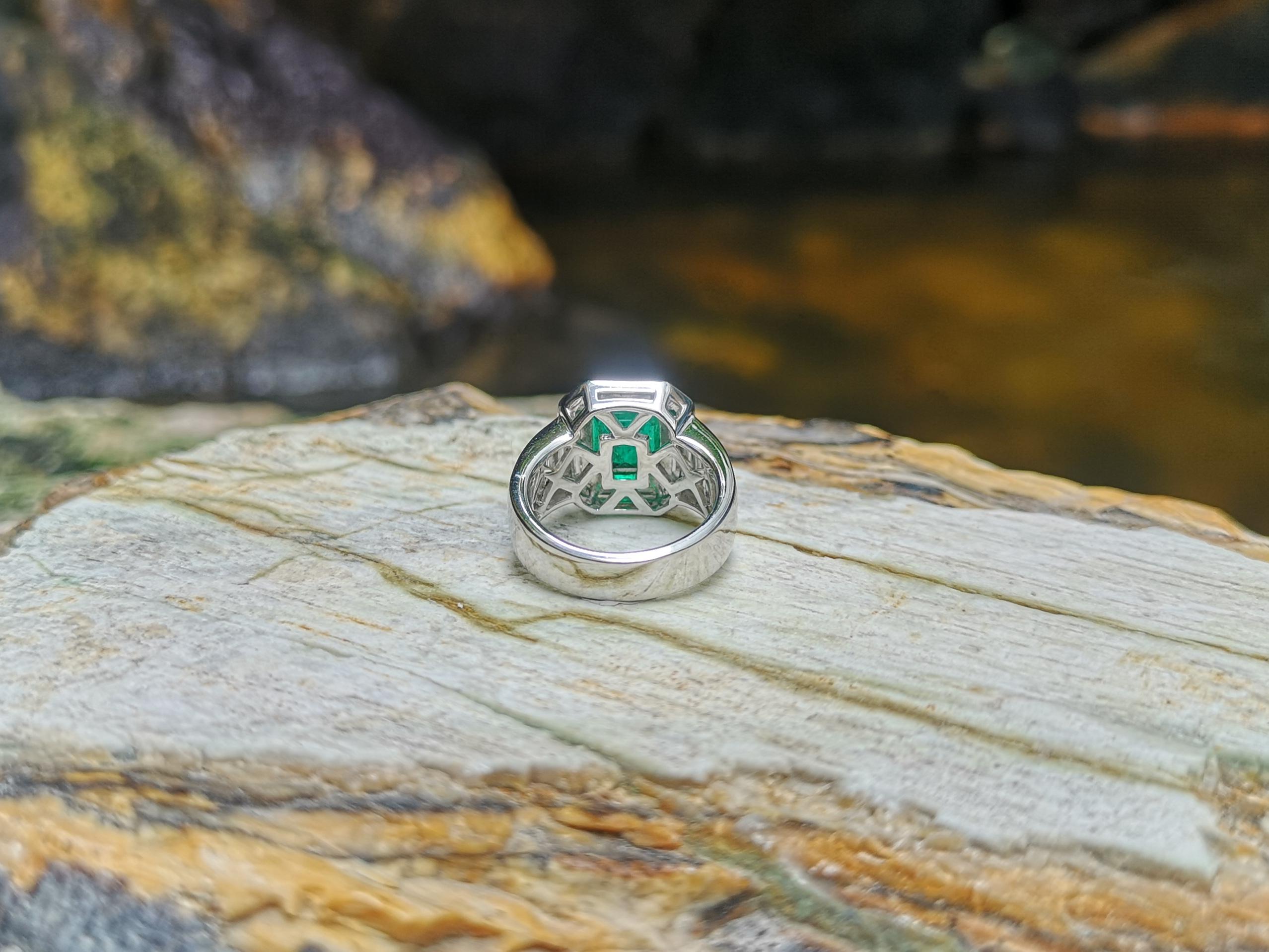 Smaragd- und Diamantring aus 18 Karat Weißgold in Fassungen im Angebot 5