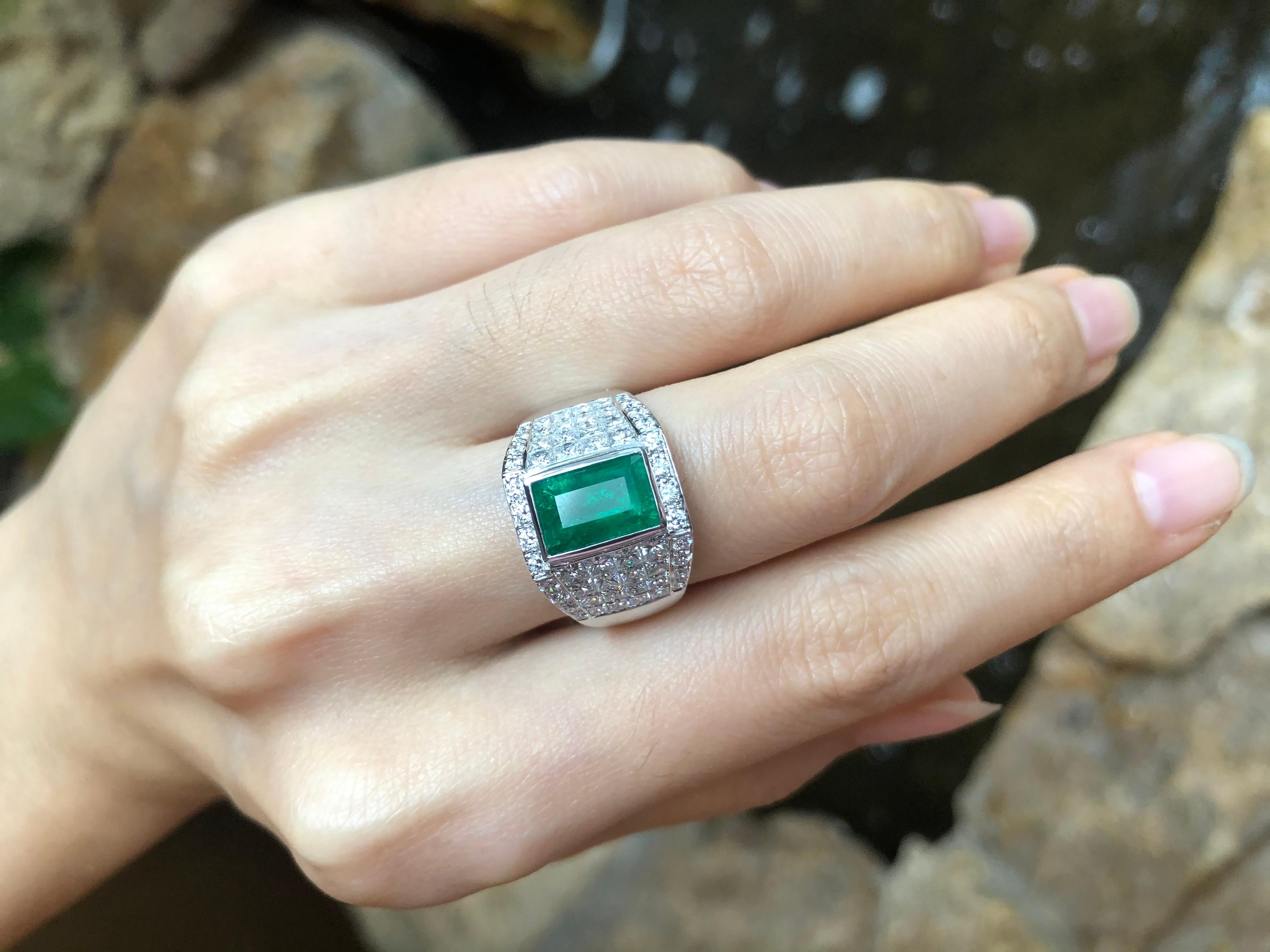 Emerald 1.76 carats with Diamond 2.35 carats Ring set in 18 Karat White Gold Settings

Width:  0.8 cm 
Length: 1.3 cm
Ring Size: 55
Total Weight: 9.94 grams

