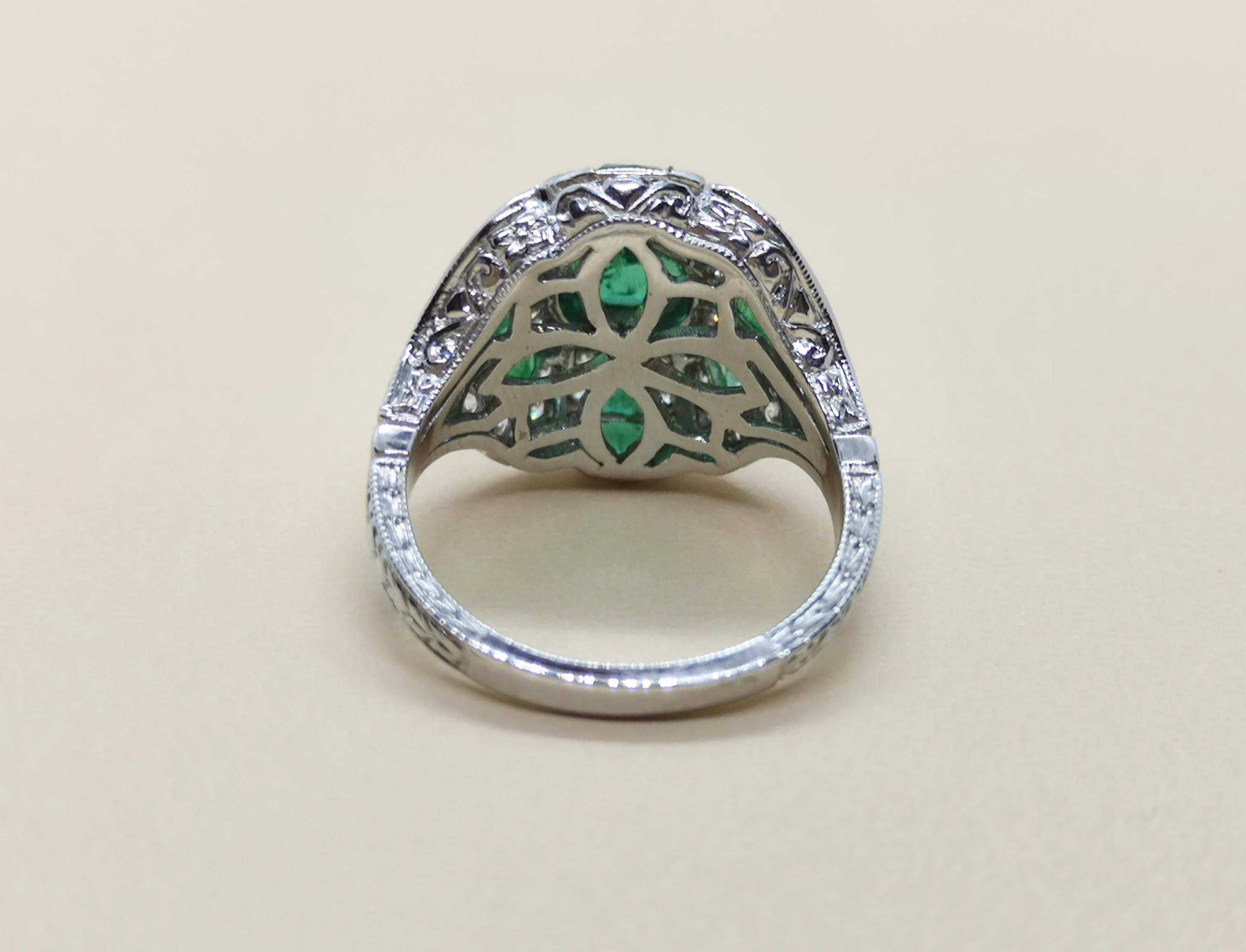 Smaragd 0,77 Karat, Smaragd 0,77 Karat mit Diamant 0,80 Karat Ring in 18 Karat Weißgold gefasst 

Breite: 1,6 cm
Länge: 1,7 cm 
Ringgröße: 53

