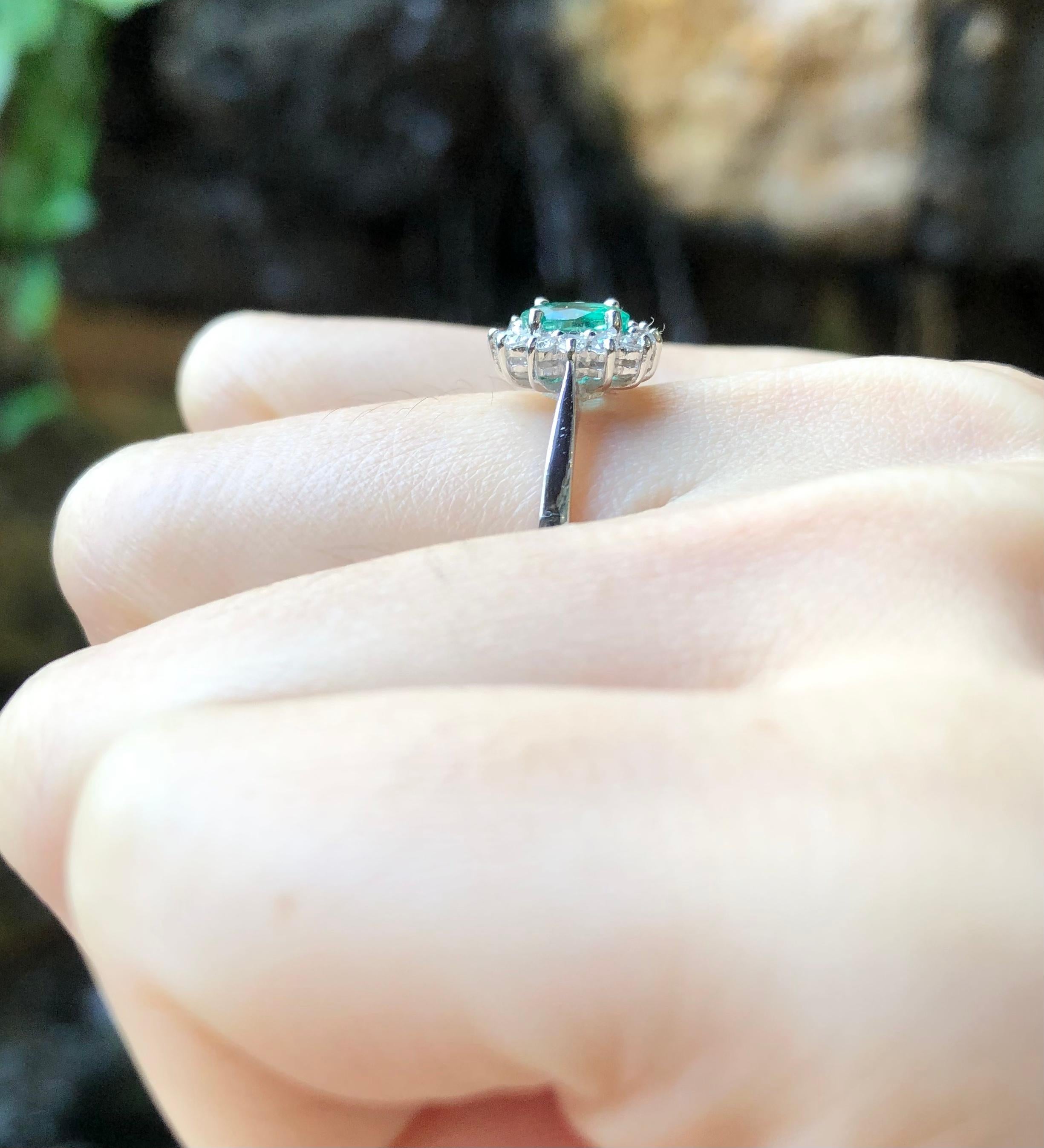 Smaragd 0,47 Karat mit Diamant 0,19 Karat Ring in 18 Karat Weißgold gefasst

Breite:  0.8 cm 
Länge: 0,9 cm
Ringgröße: 54
Gesamtgewicht: 3,29 Gramm

