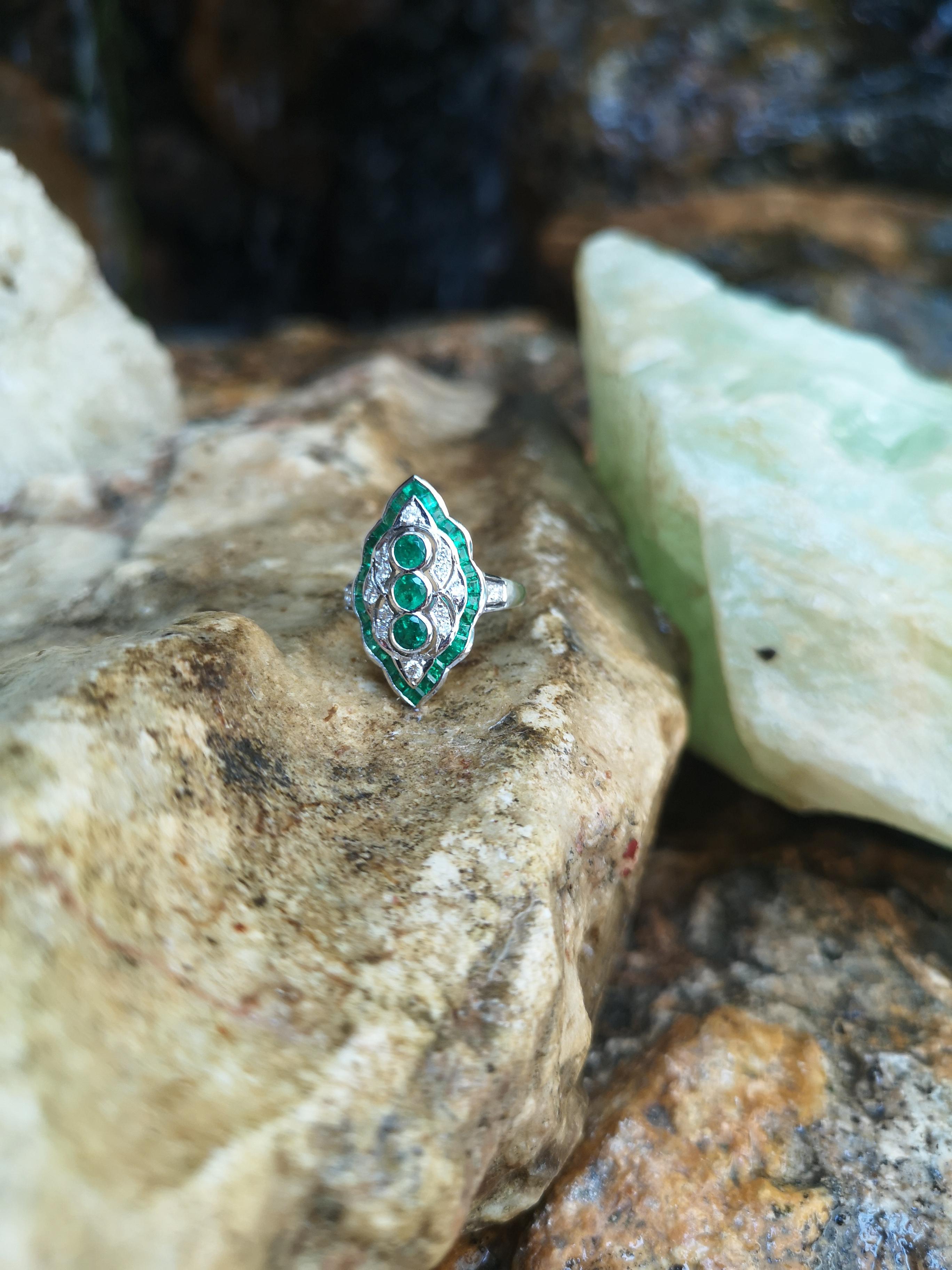 Emerald with Diamond Ring Set in 18 Karat White Gold Settings Art Decó en venta