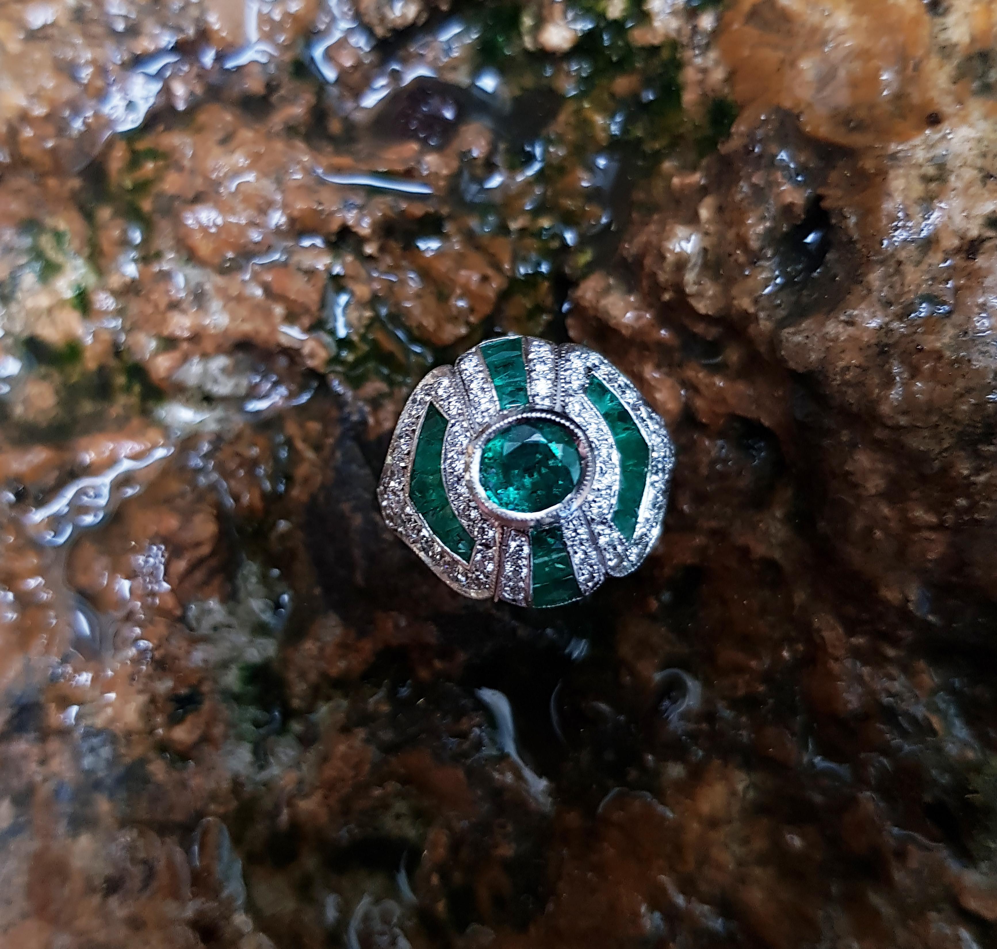 Ring mit Smaragd und Diamant in 18 Karat Weißgold gefasst (Rundschliff) im Angebot