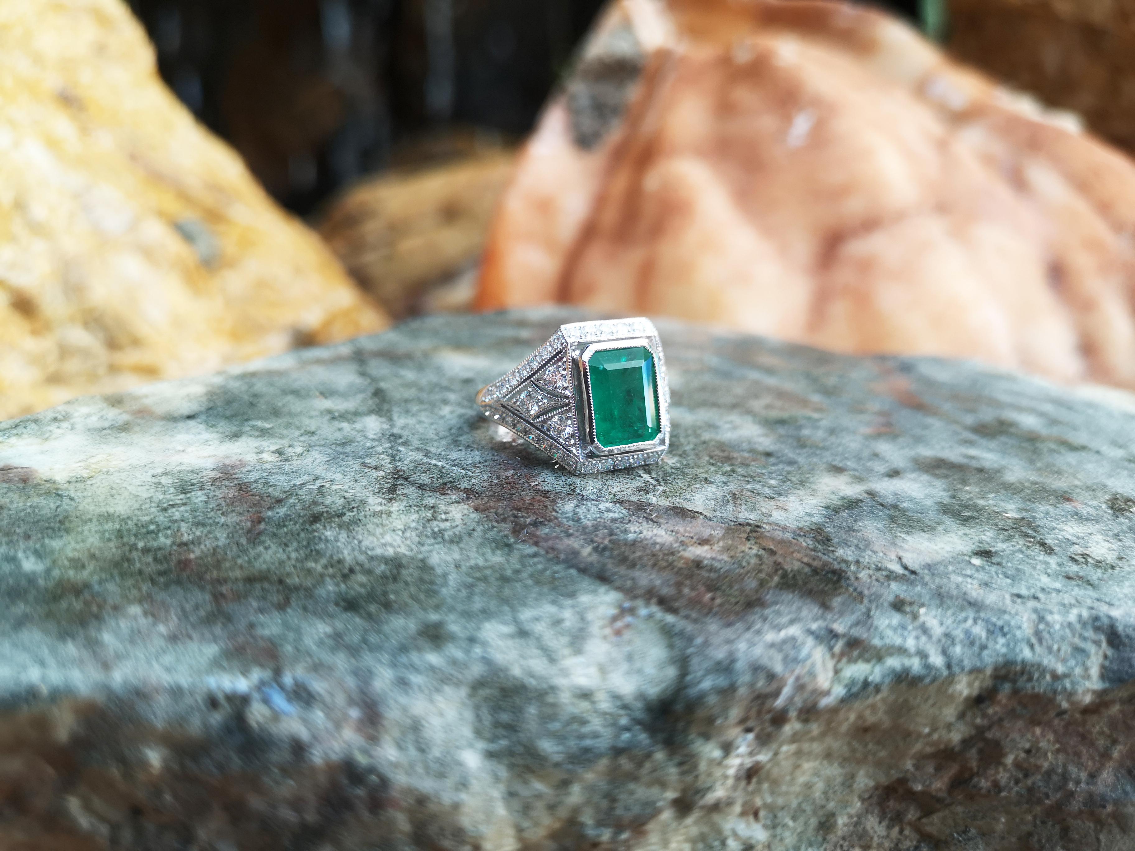 Ring mit Smaragd und Diamant in 18 Karat Weißgold gefasst (Smaragdschliff) im Angebot