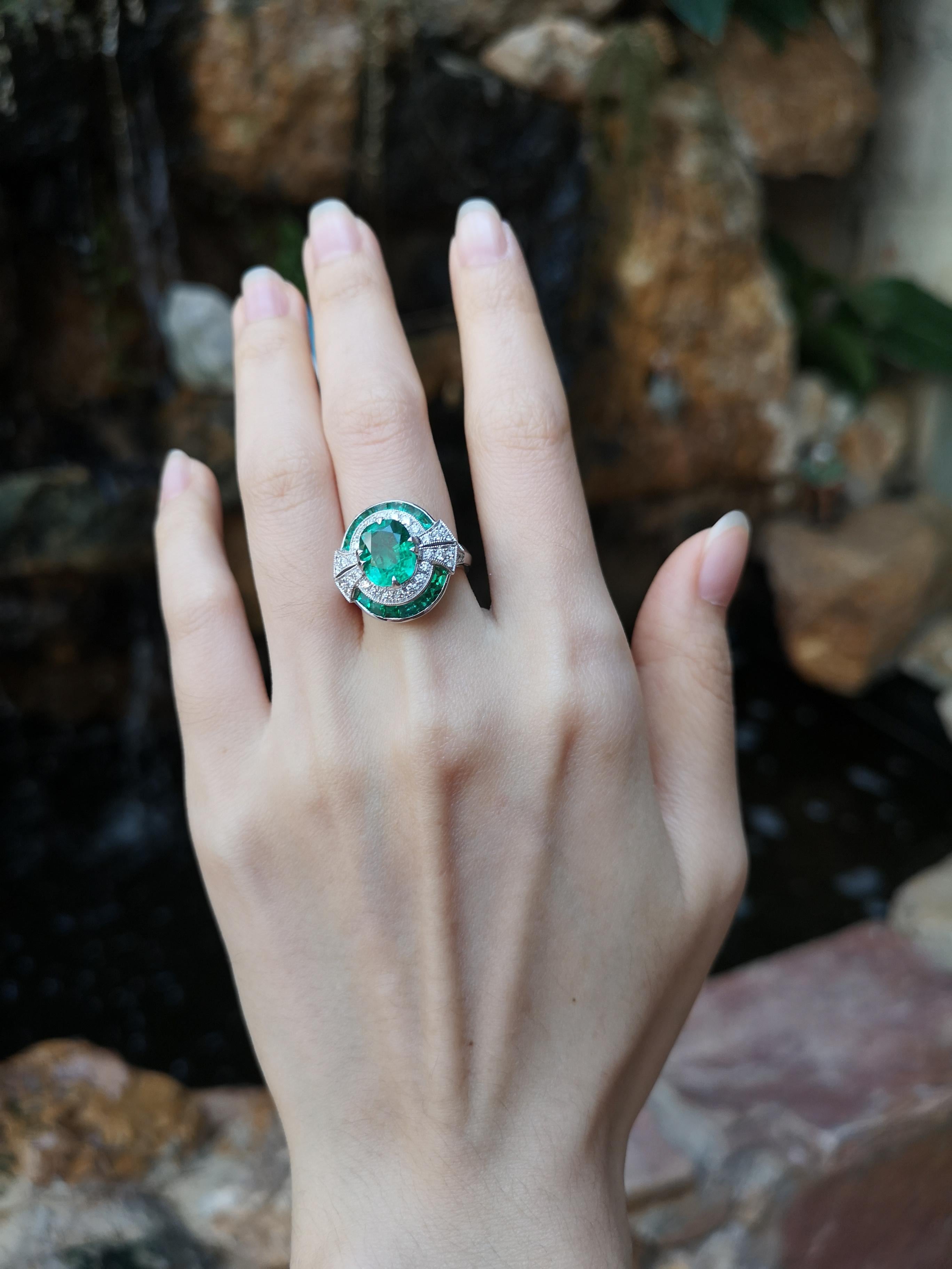 Ring mit Smaragd und Diamant in 18 Karat Weißgold gefasst (Ovalschliff) im Angebot