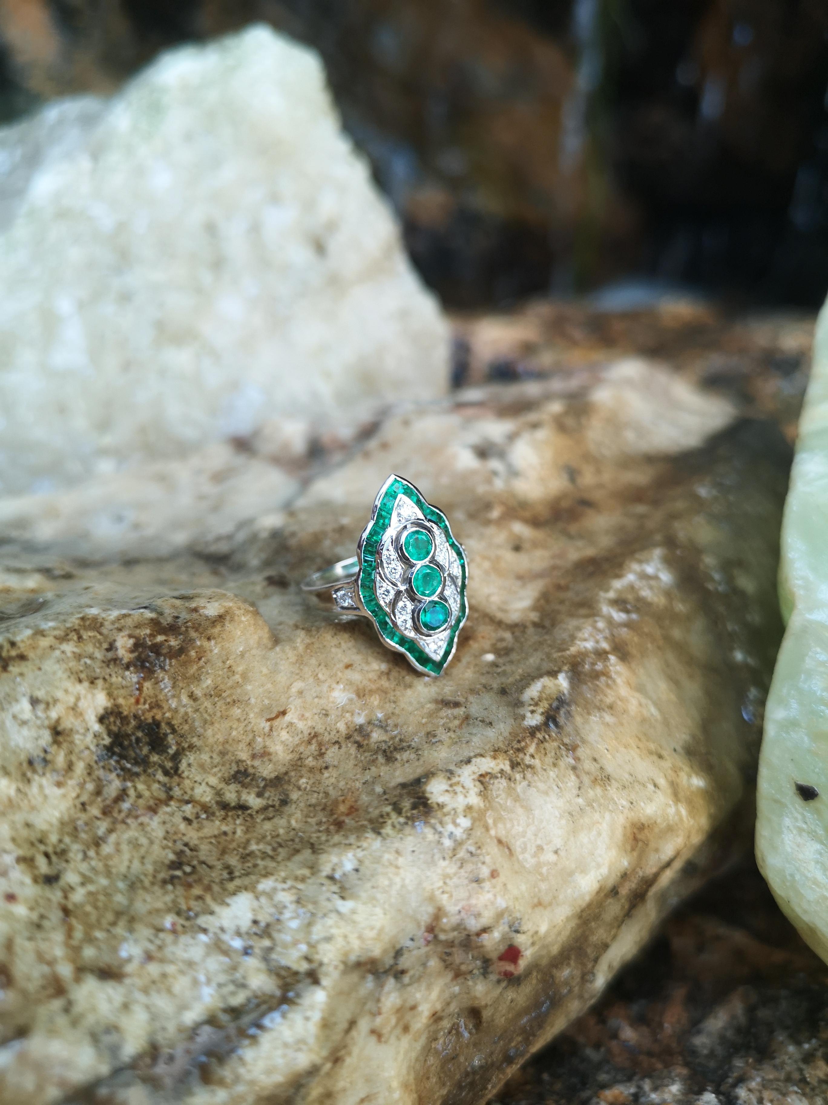 Emerald with Diamond Ring Set in 18 Karat White Gold Settings Corte redondo en venta