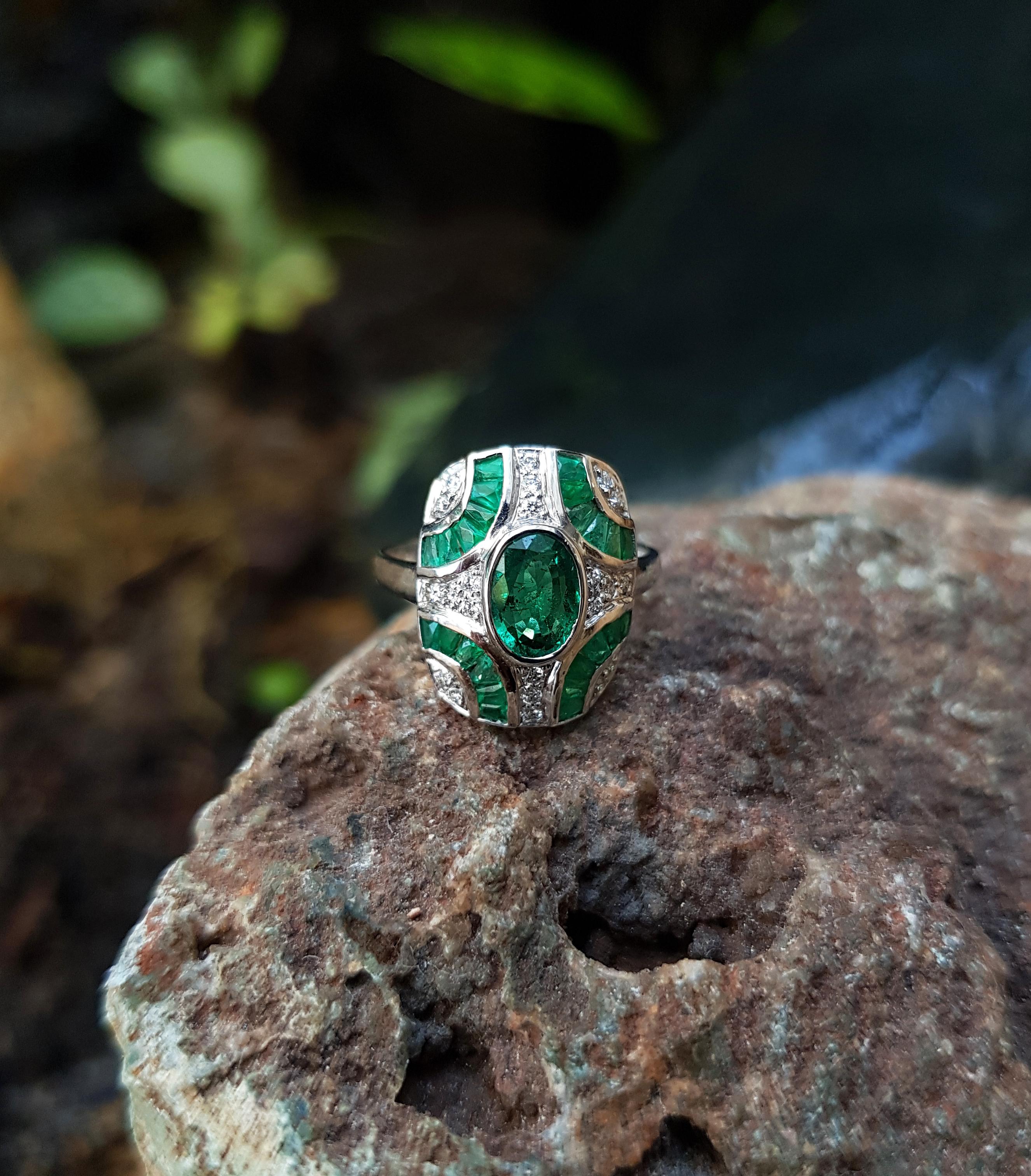 Emerald with Diamond Ring Set in 18 Karat White Gold Settings In New Condition For Sale In Bangkok, TH