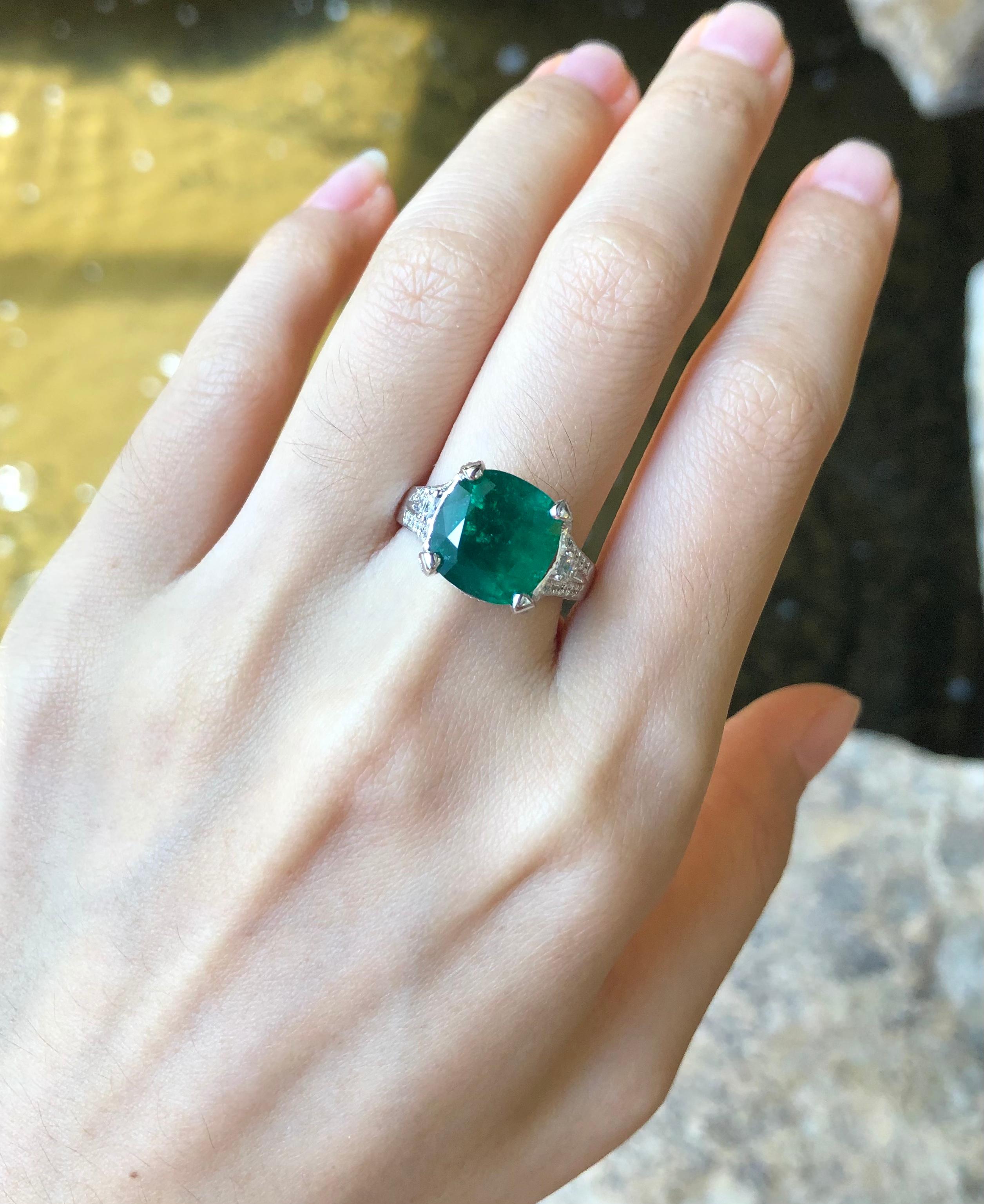 Smaragd- und Diamantring aus 18 Karat Weißgold in Fassungen (Kissenschliff) im Angebot