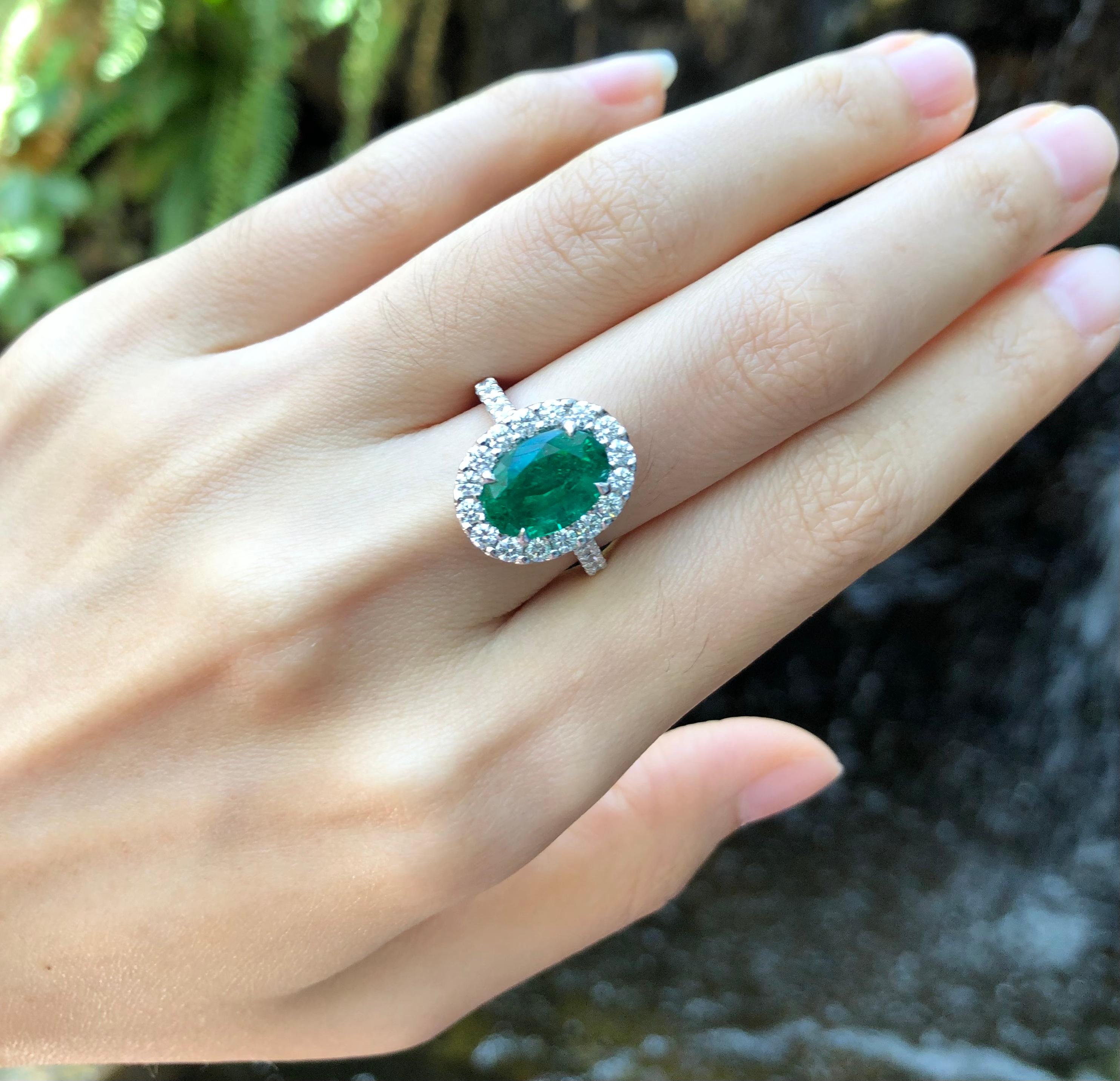 Ring mit Smaragd und Diamant in 18 Karat Weißgoldfassung (Ovalschliff) im Angebot