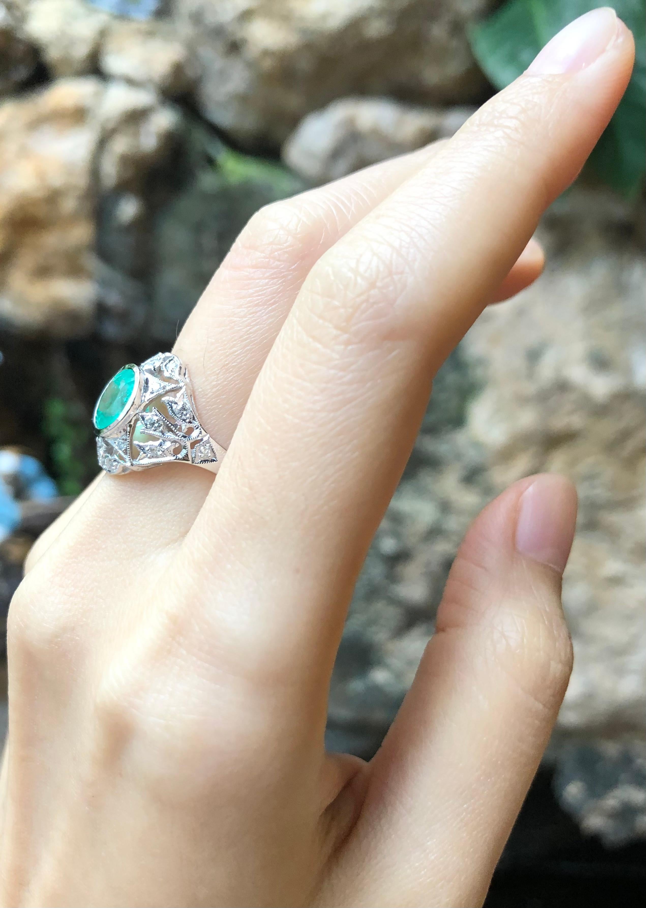 Ring mit Smaragd und Diamant in 18 Karat Weißgold gefasst (Rundschliff) im Angebot