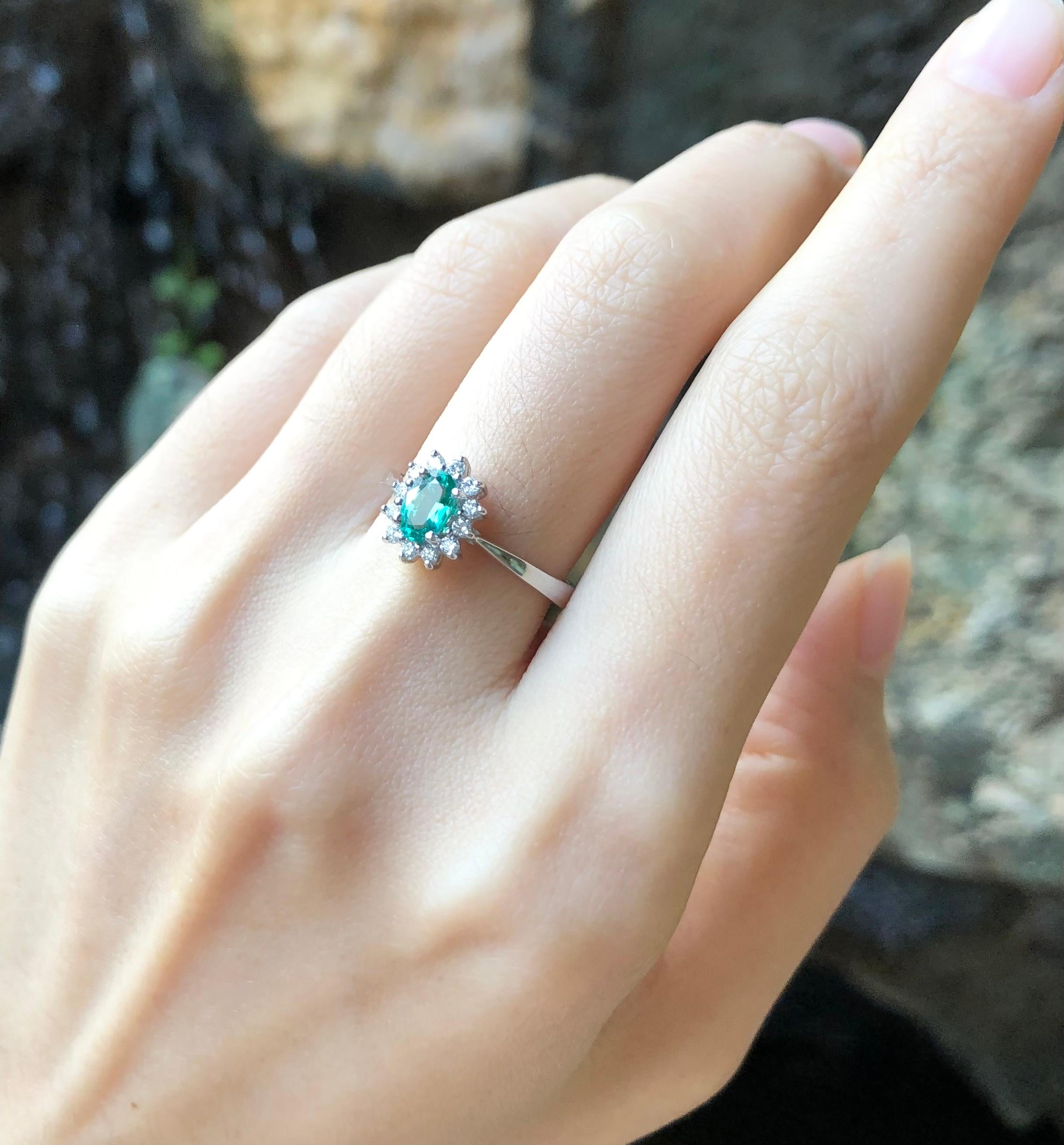 Ring mit Smaragd und Diamant in 18 Karat Weißgold gefasst (Ovalschliff) im Angebot